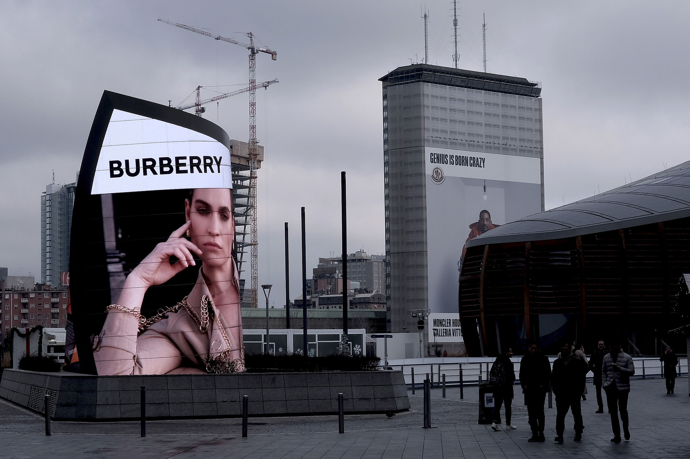 Sotto sguardi severi