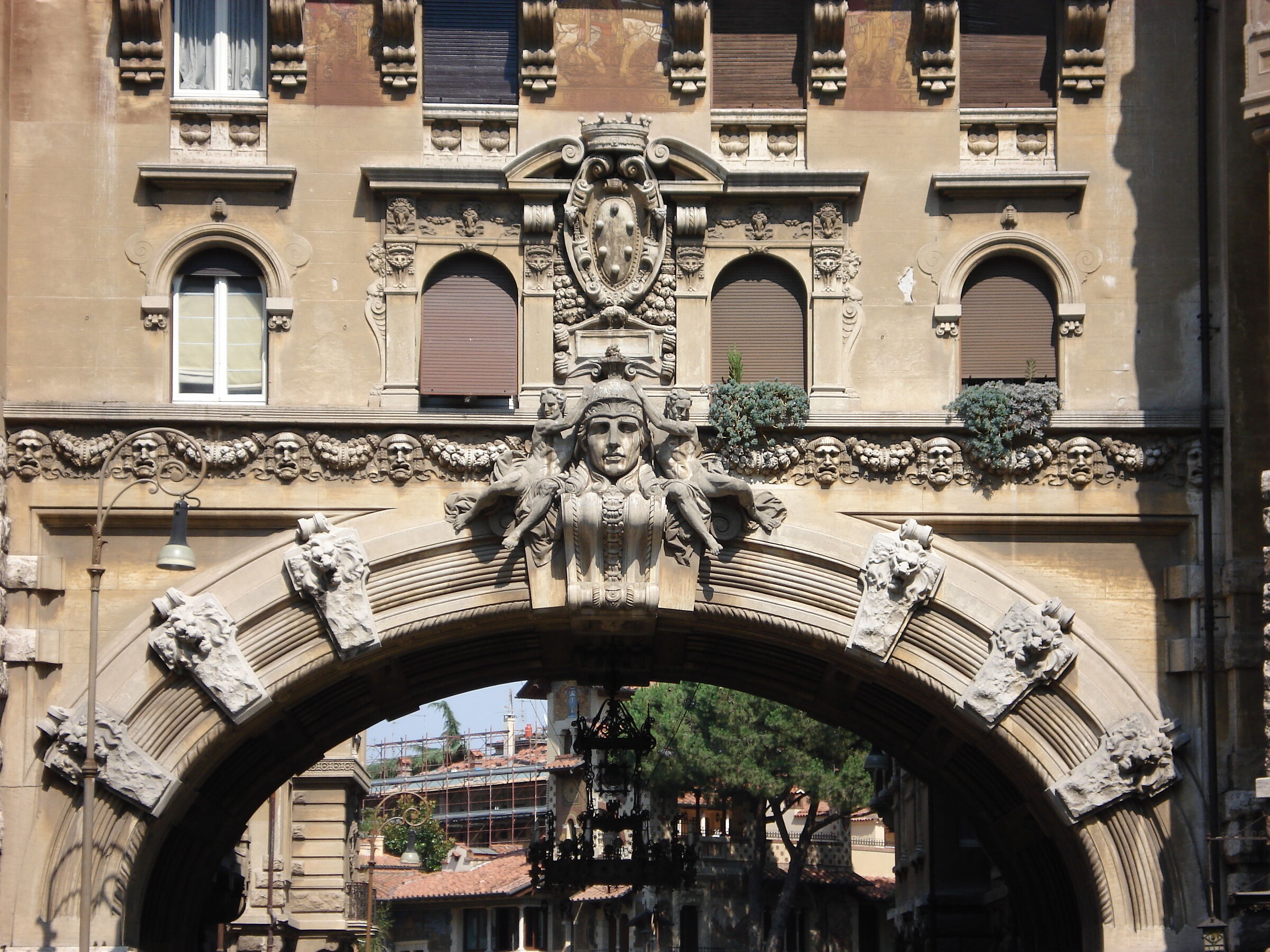 Piazza Mincio, ingresso ad arco