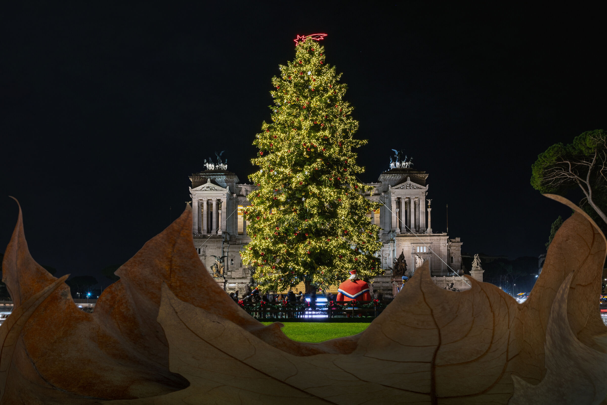 Piazza Venezia natalizia con un pizzico di autunno ...