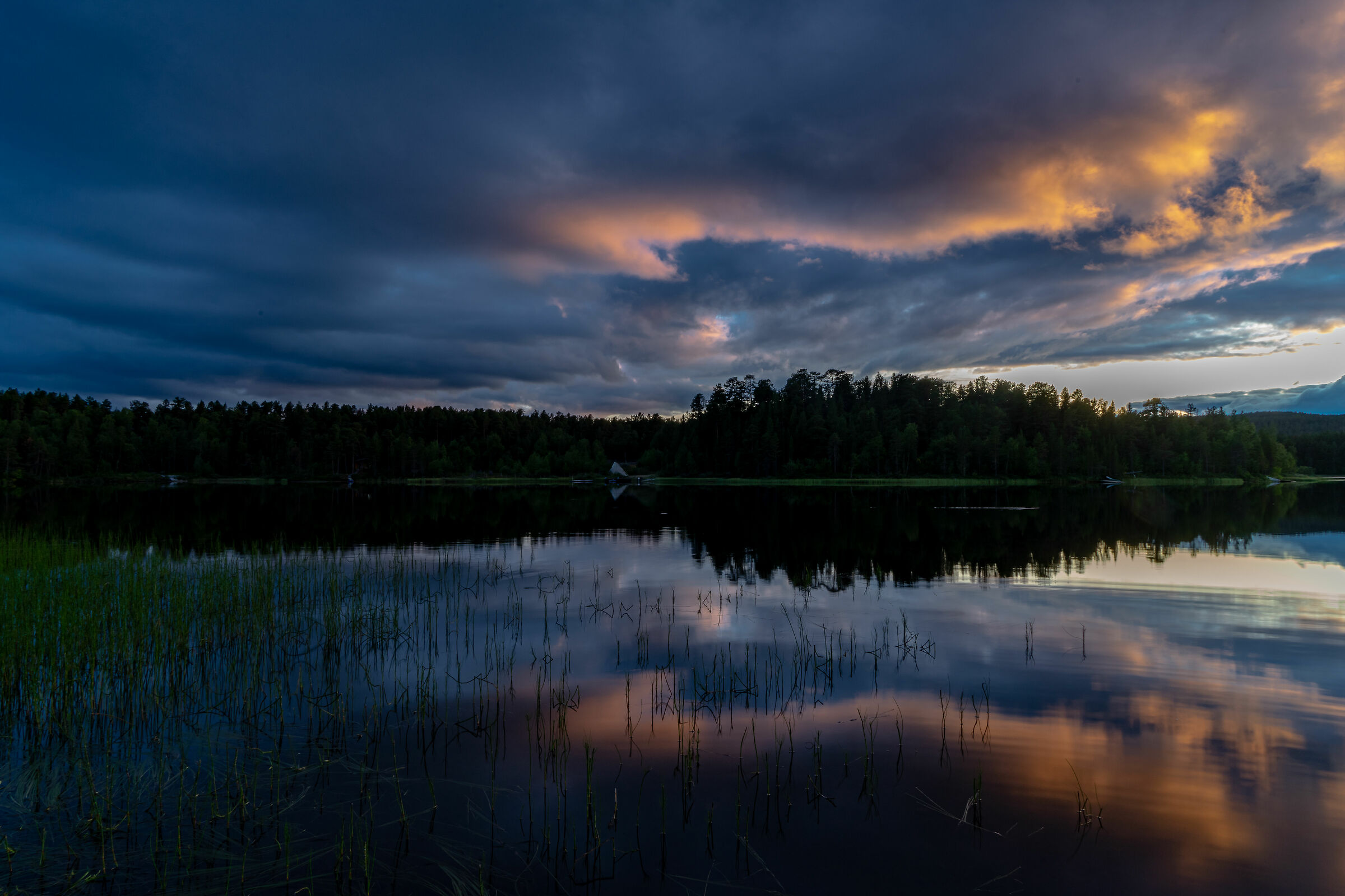 Tramonto sul Lemmenjoki national park, Finlandia