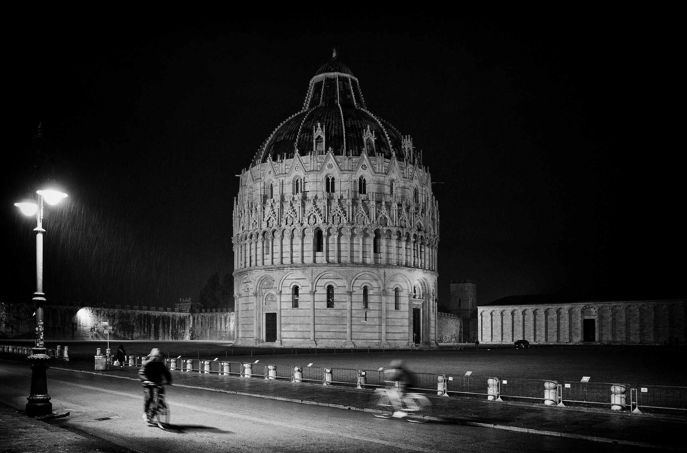 Rain in the Miracle's square...