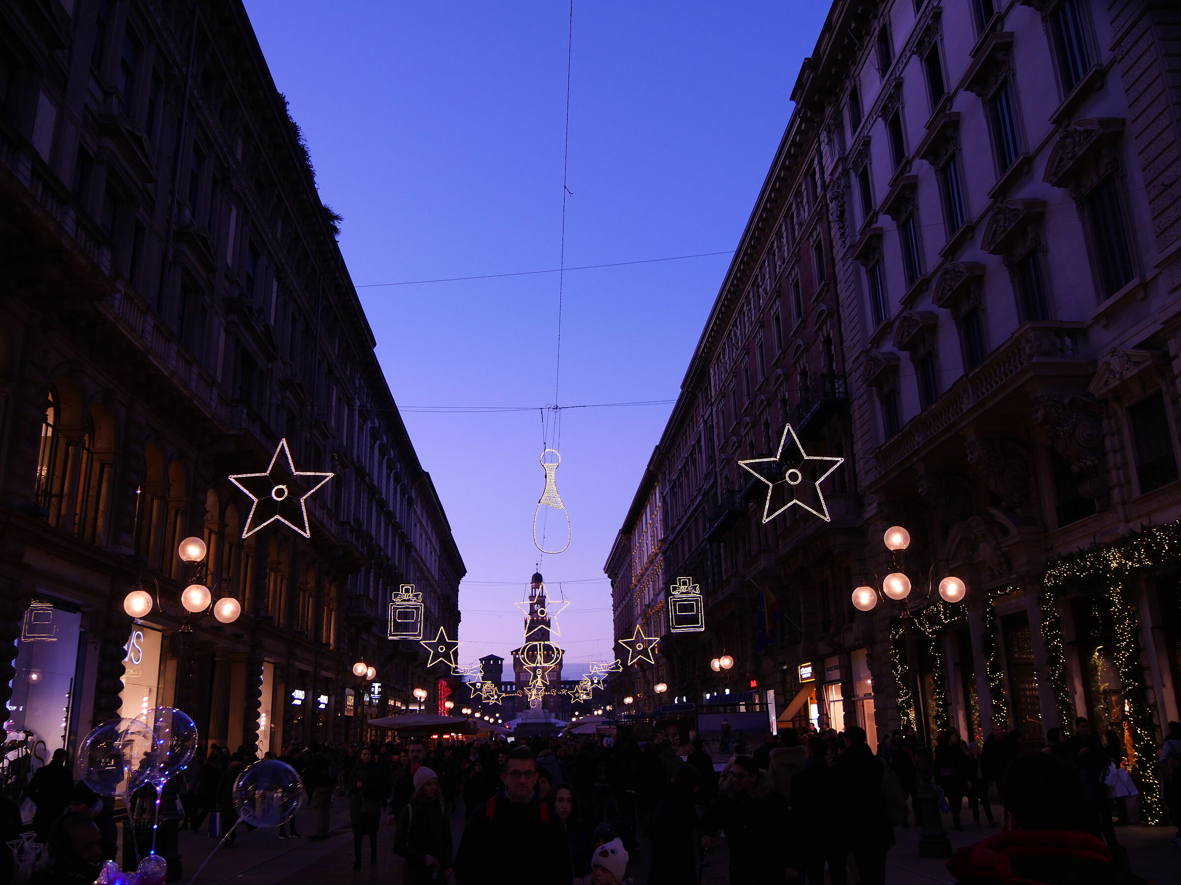 Via Dante and Castello Sforzesco in the background