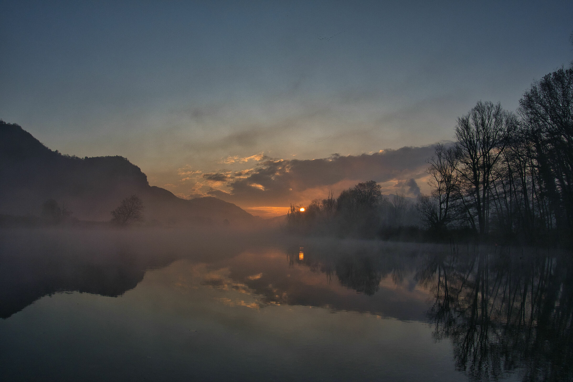 Alba sul fiume