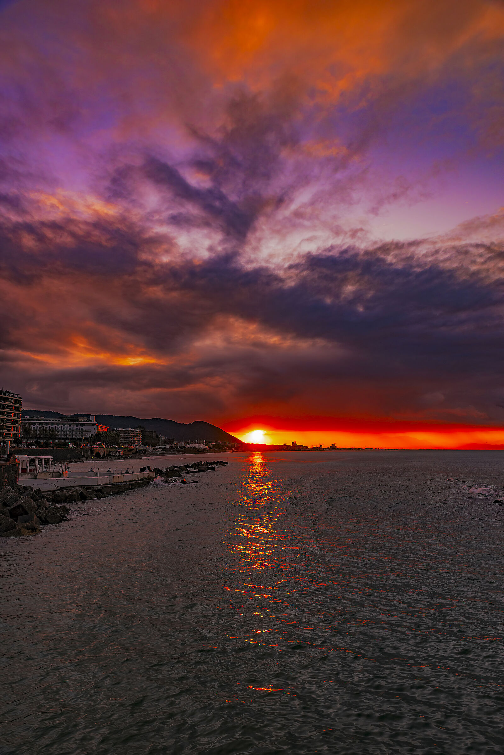 salerno vista dal porto all'alba
