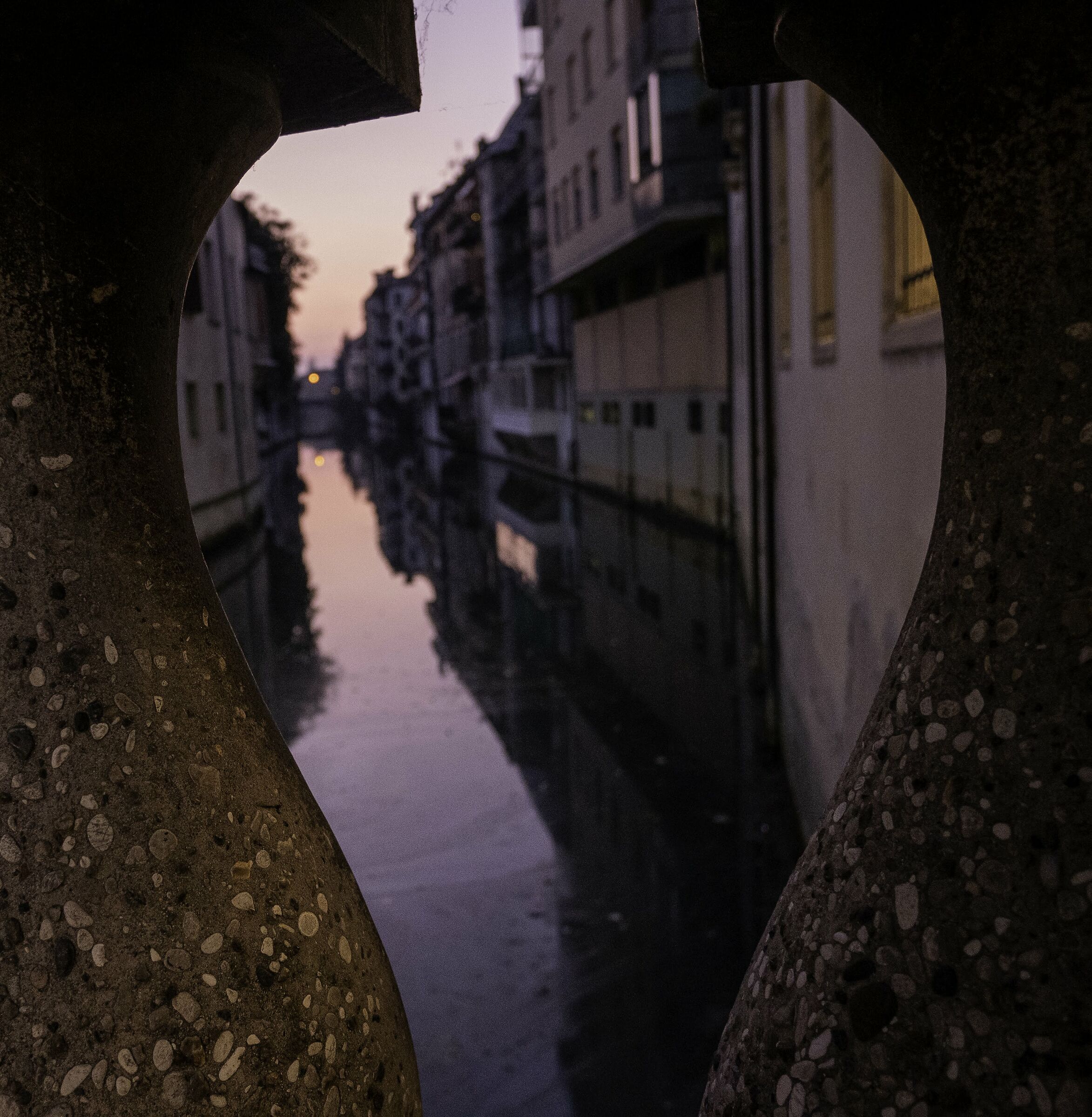 Canale tra le colonne,interessanti riflessi