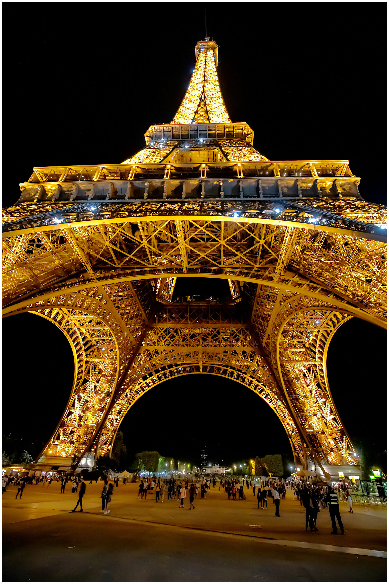 Torre Eiffel dal basso