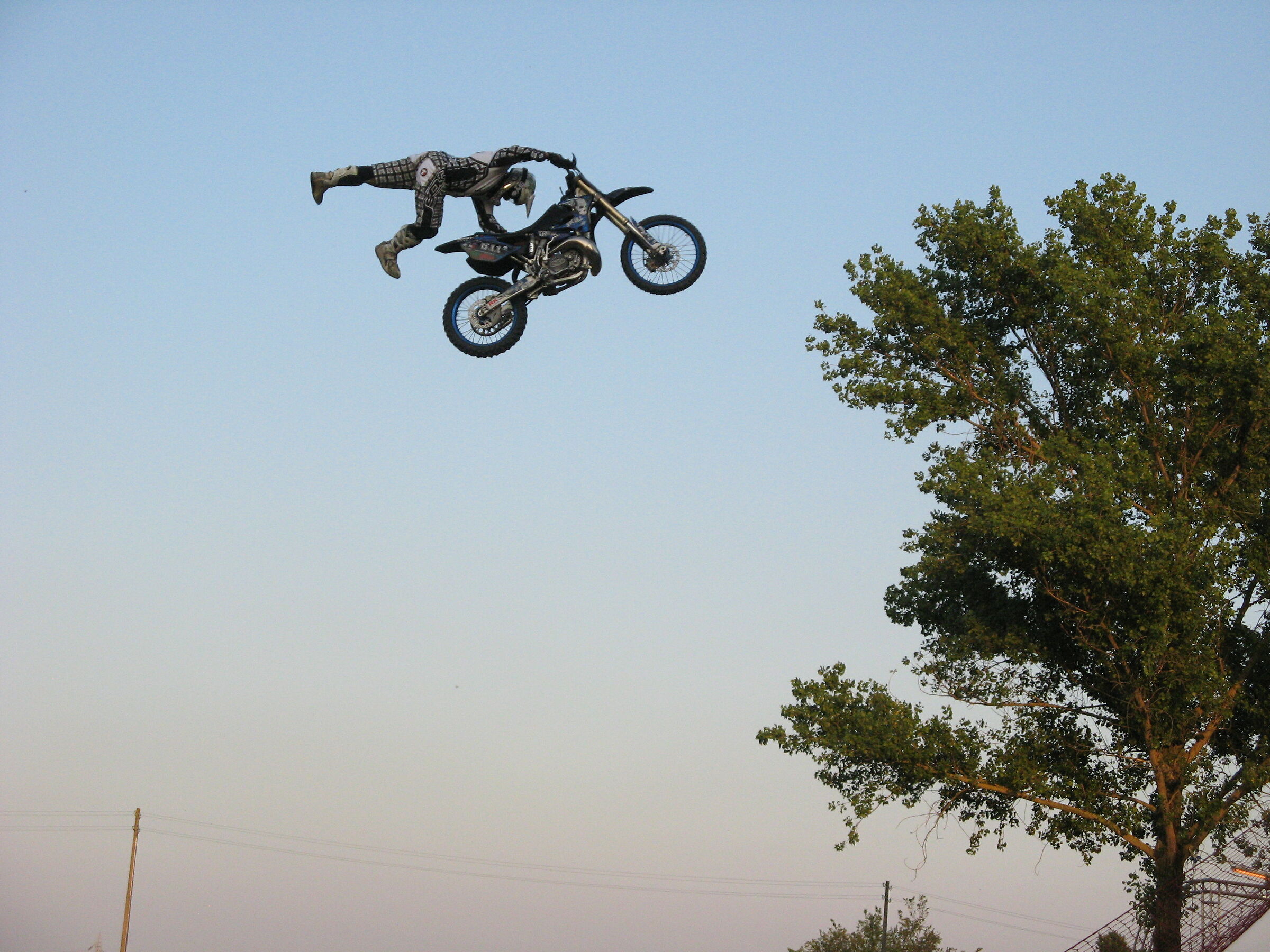 Motorbike freestyle exhibition, Hanging on