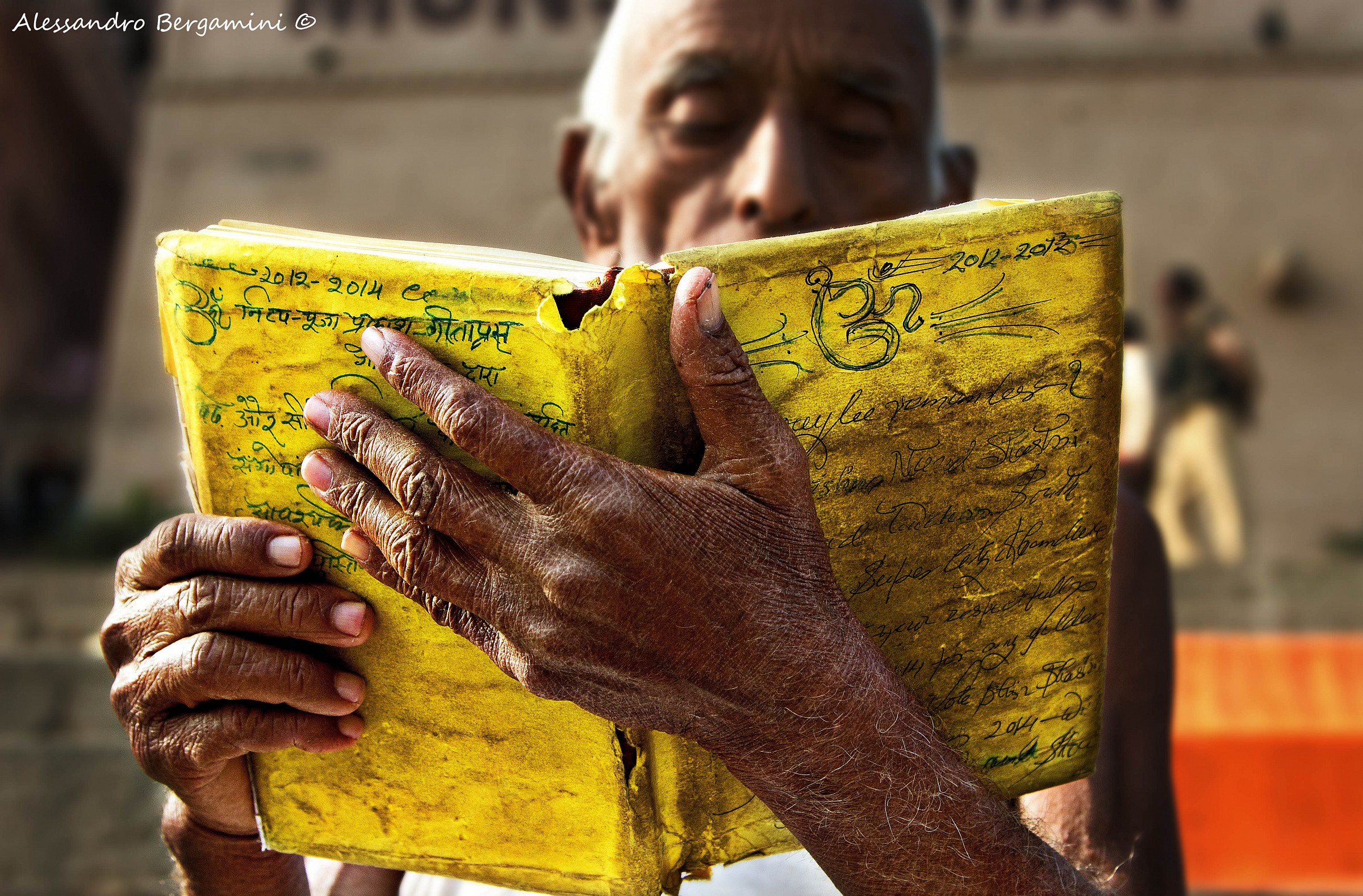 preghiera al ghat, varanasi