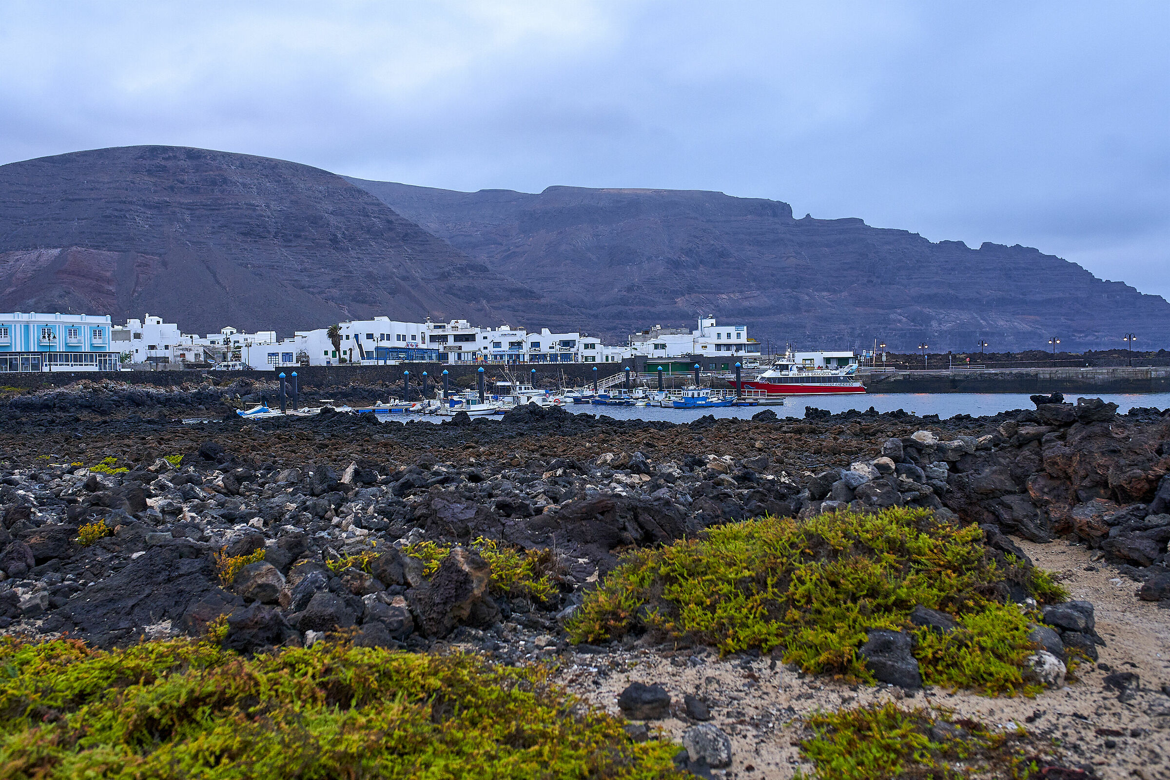 Alba sul porto di Orzola