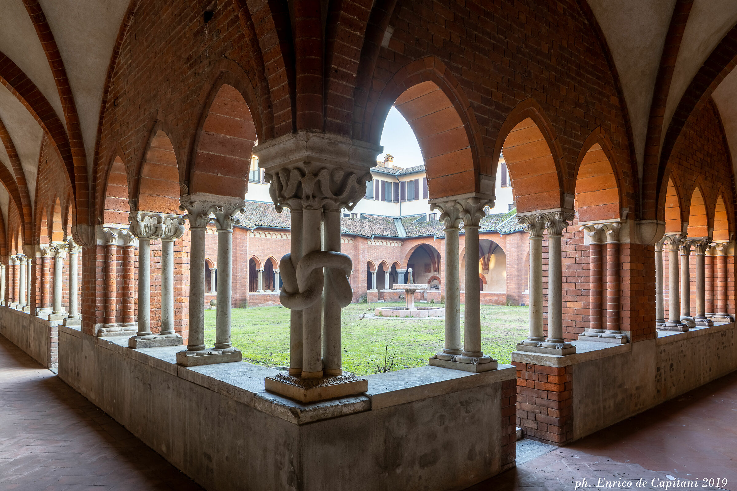 Il chiostro di Chiaravalle con le colonnine annodate