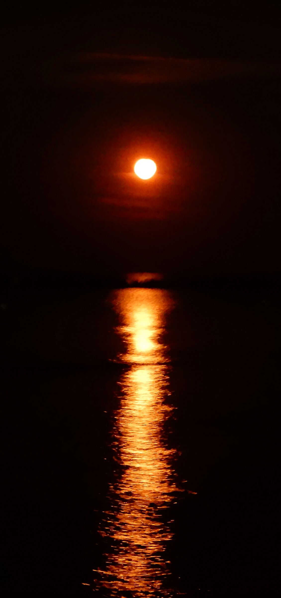 Luna rossa riflessa sul mare