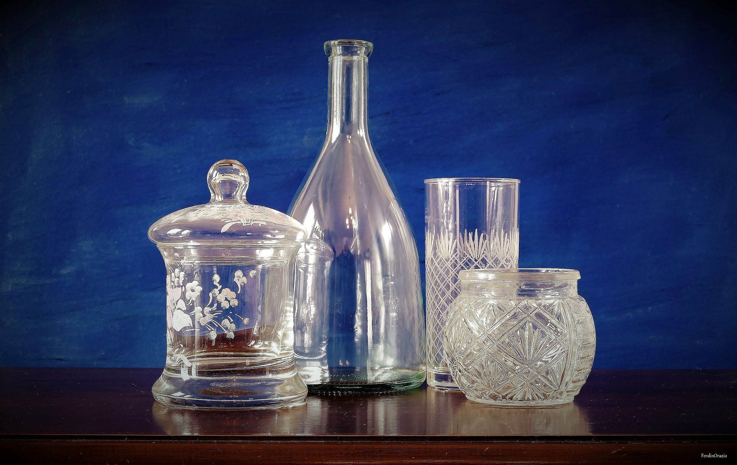 Composizione nel blu cobalto