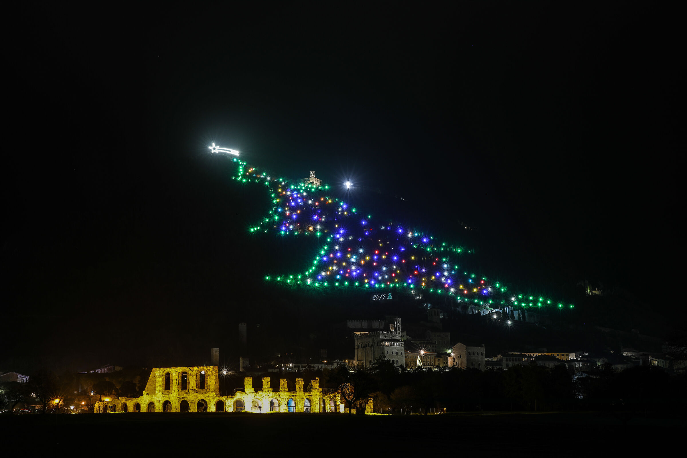 Gubbio: Roman theatre and the largest Christmas tree in the