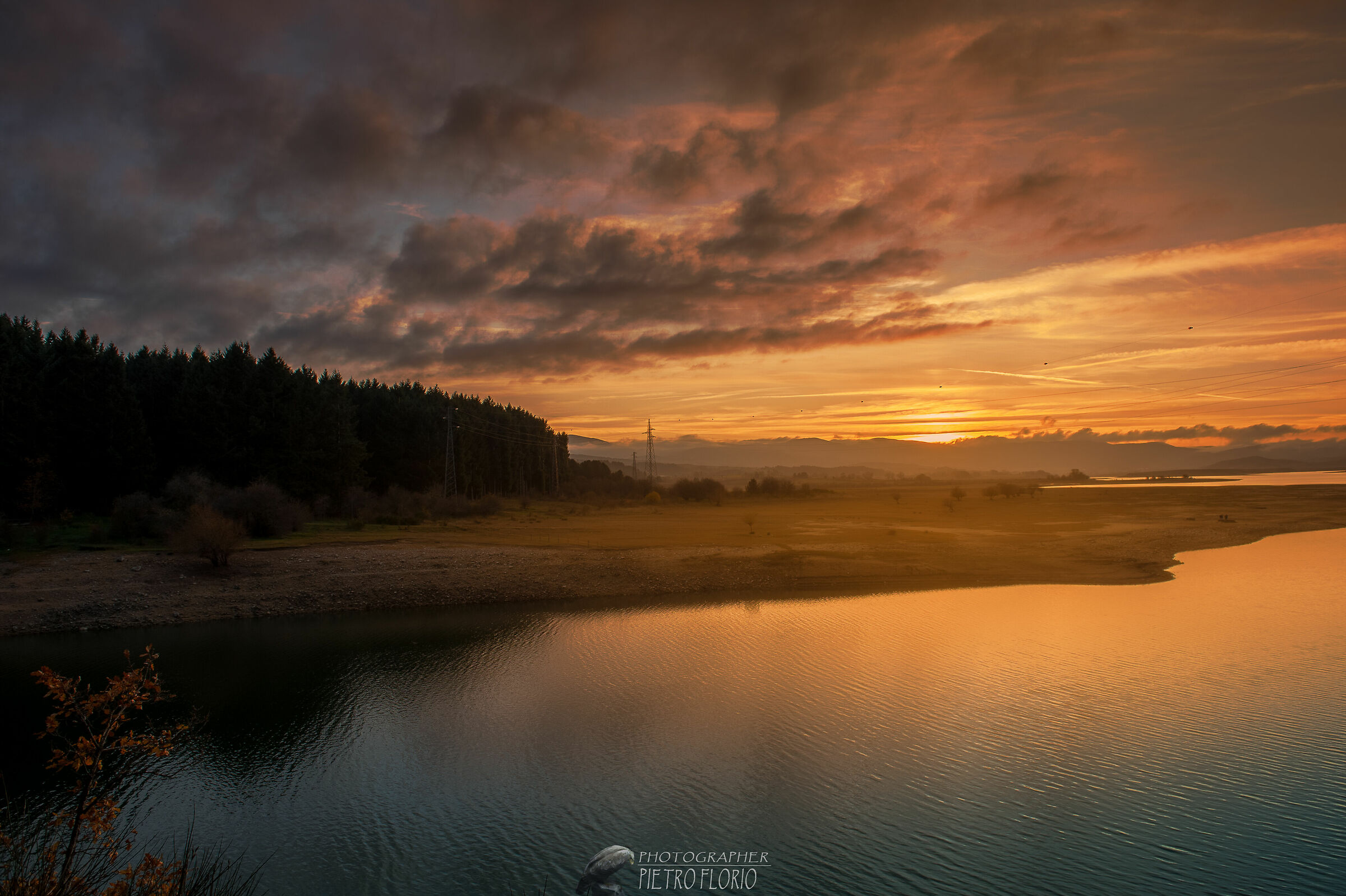 Tramonto sulle rive del lago Cecita