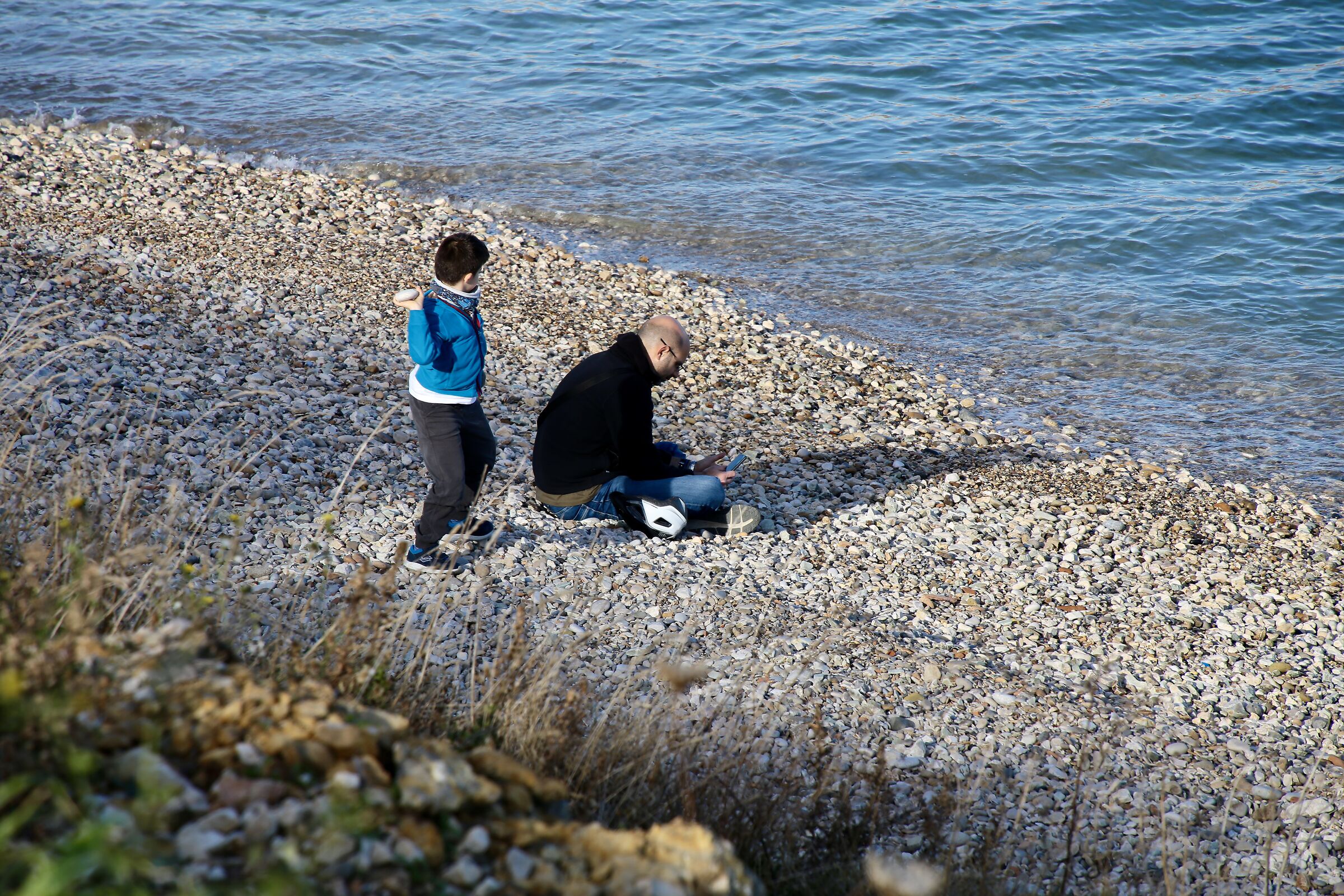 Papa' giochiamo?....Sono impegnato sui social.