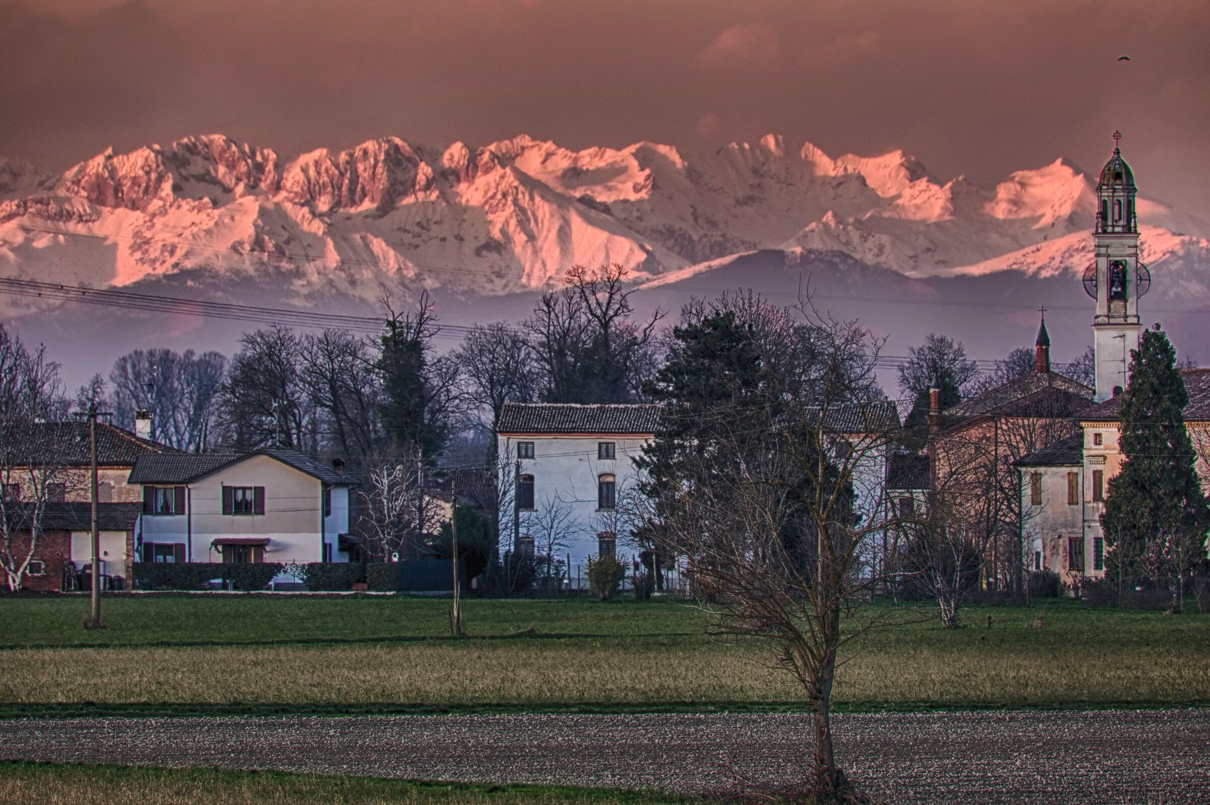 La Presolana vista da 98 km (Stagno Lombardo)