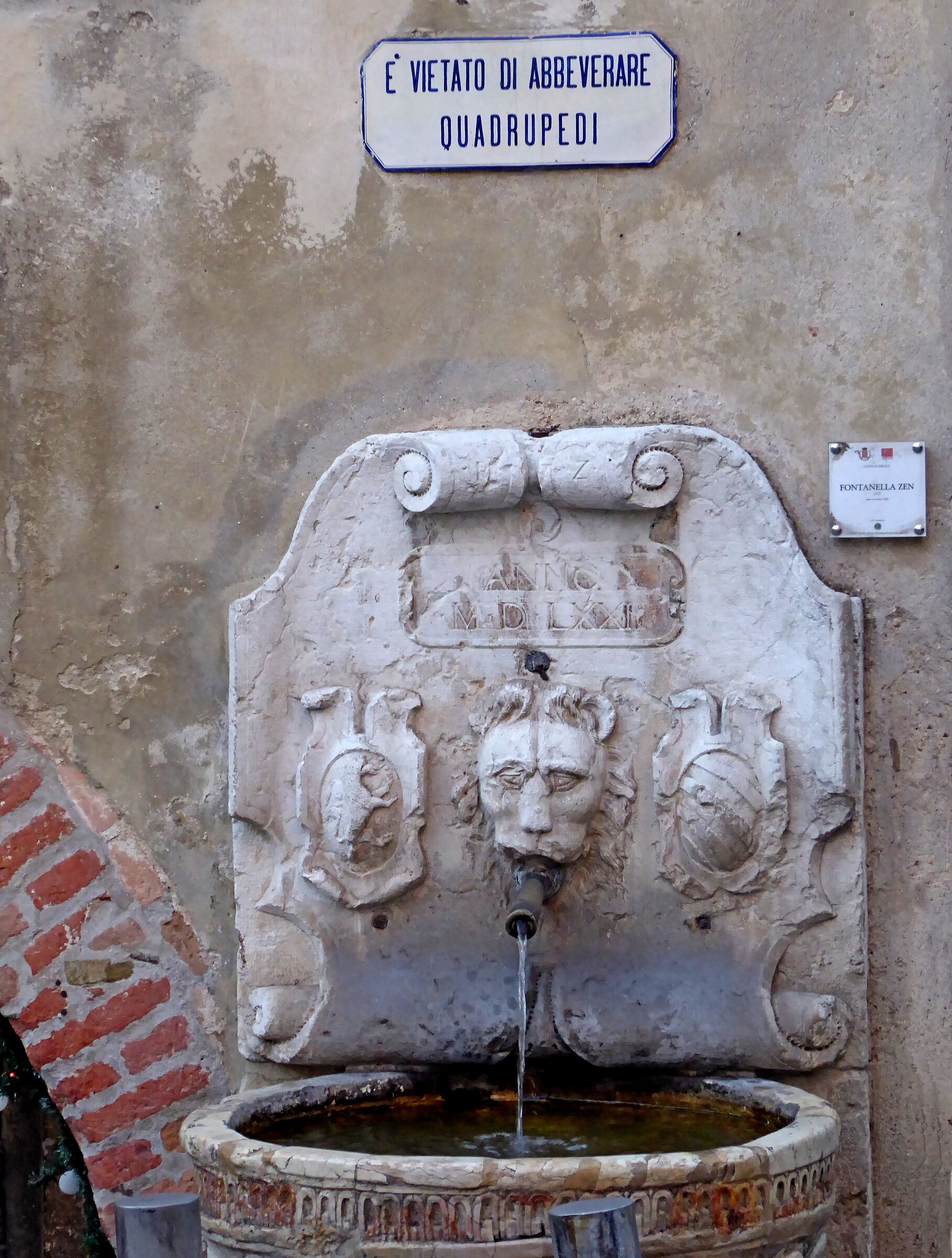 " è vietato di  abbeverare  quadrupedi"