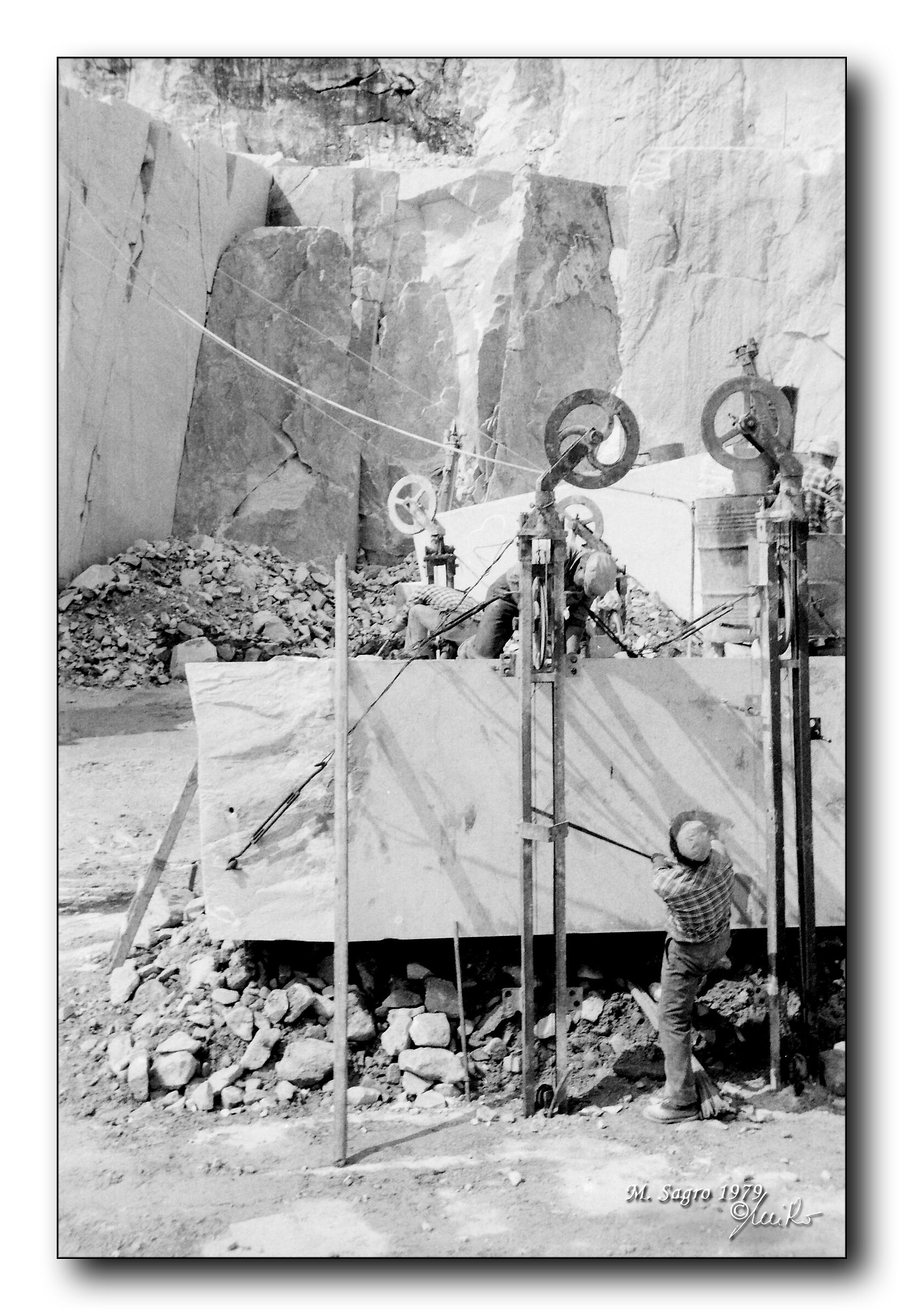 Mount Sagro Cave (Vinca)