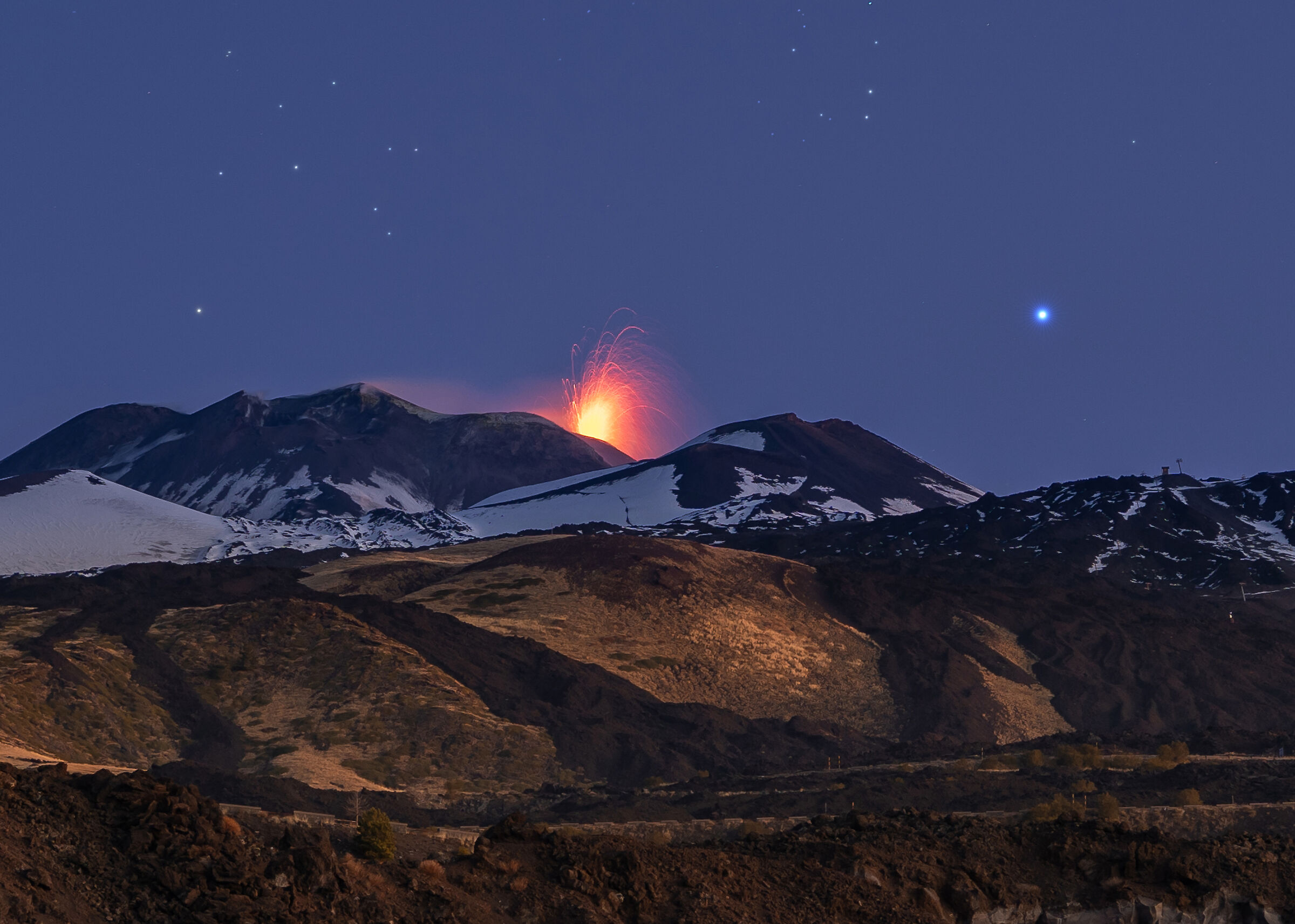 vulcano etna eruzione crateri sumitali