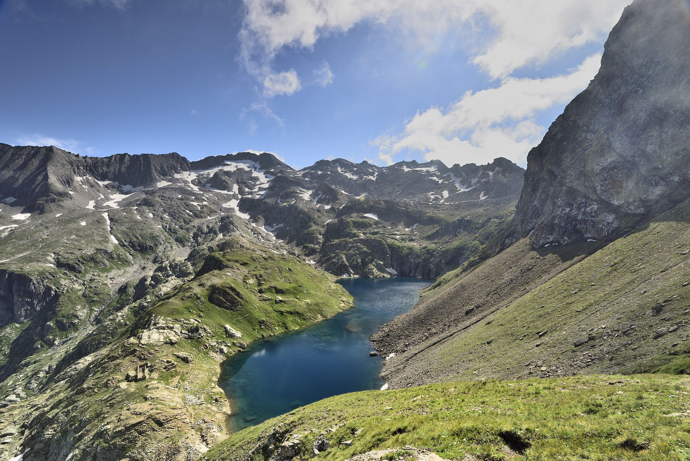 dallo spuntone a quota 2522m posto di fianco al lago