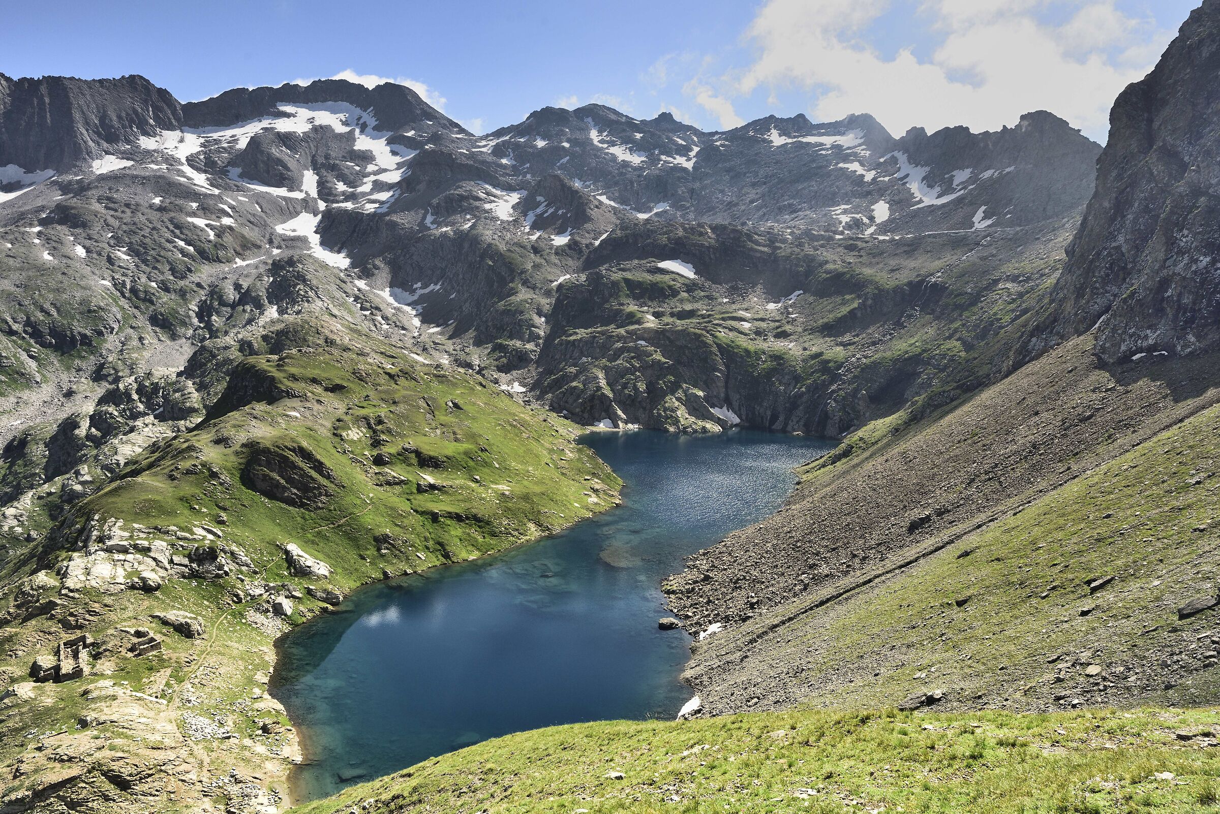 dallo spuntone a quota 2522m posto di fianco al lago