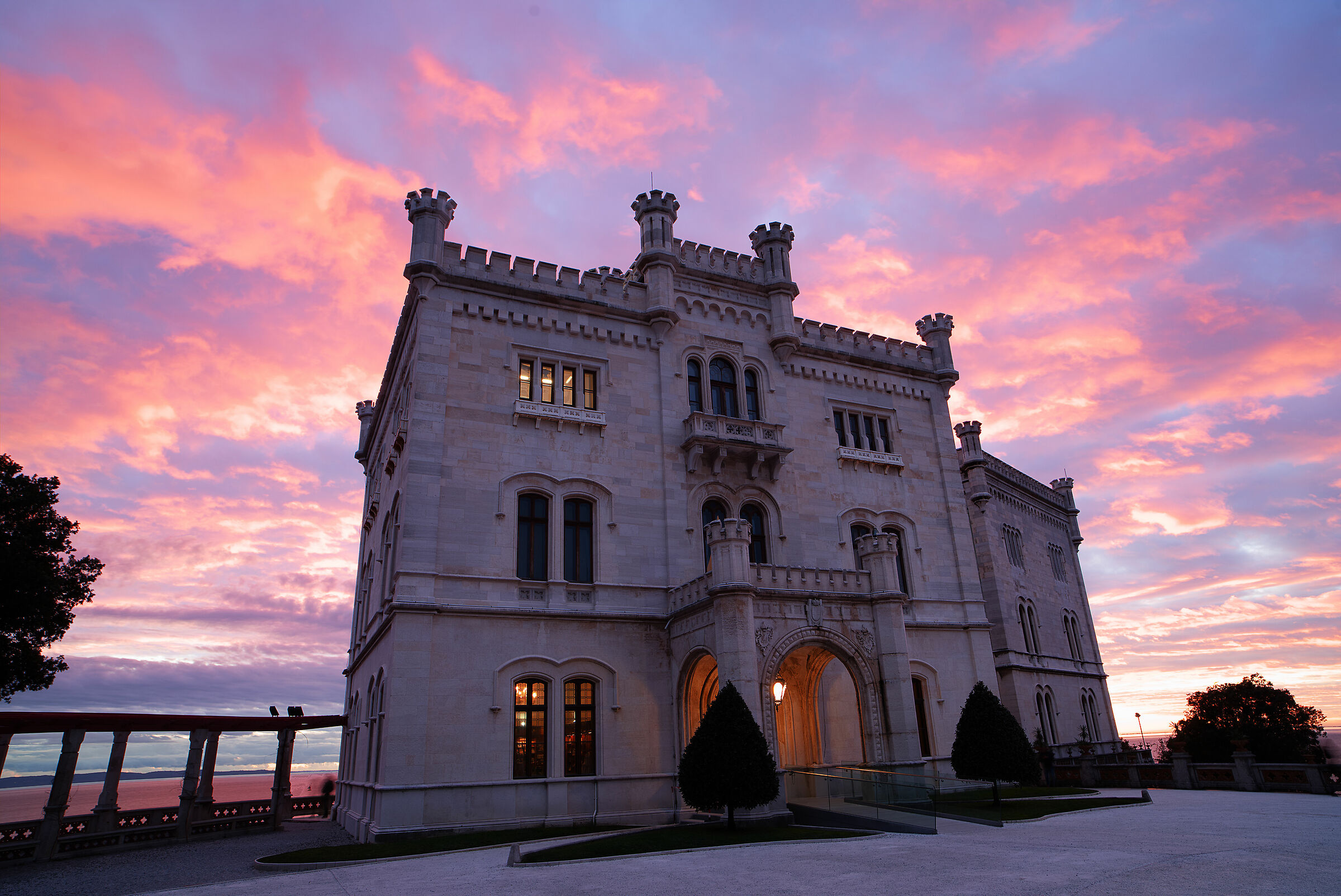 Il castello di Miramare al tramonto di ieri