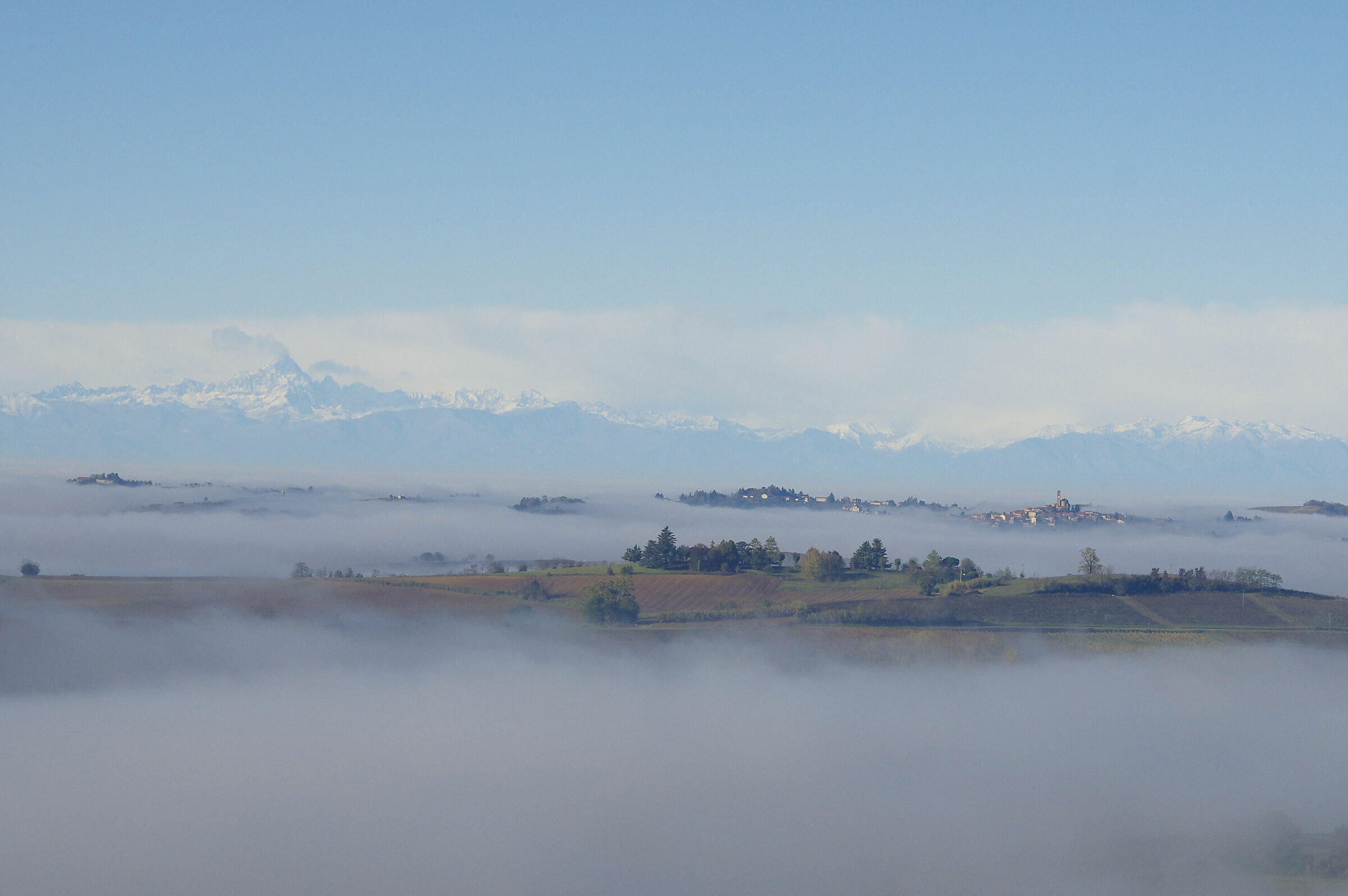Colline immerse nella nebbia da Vignale Monferrato
