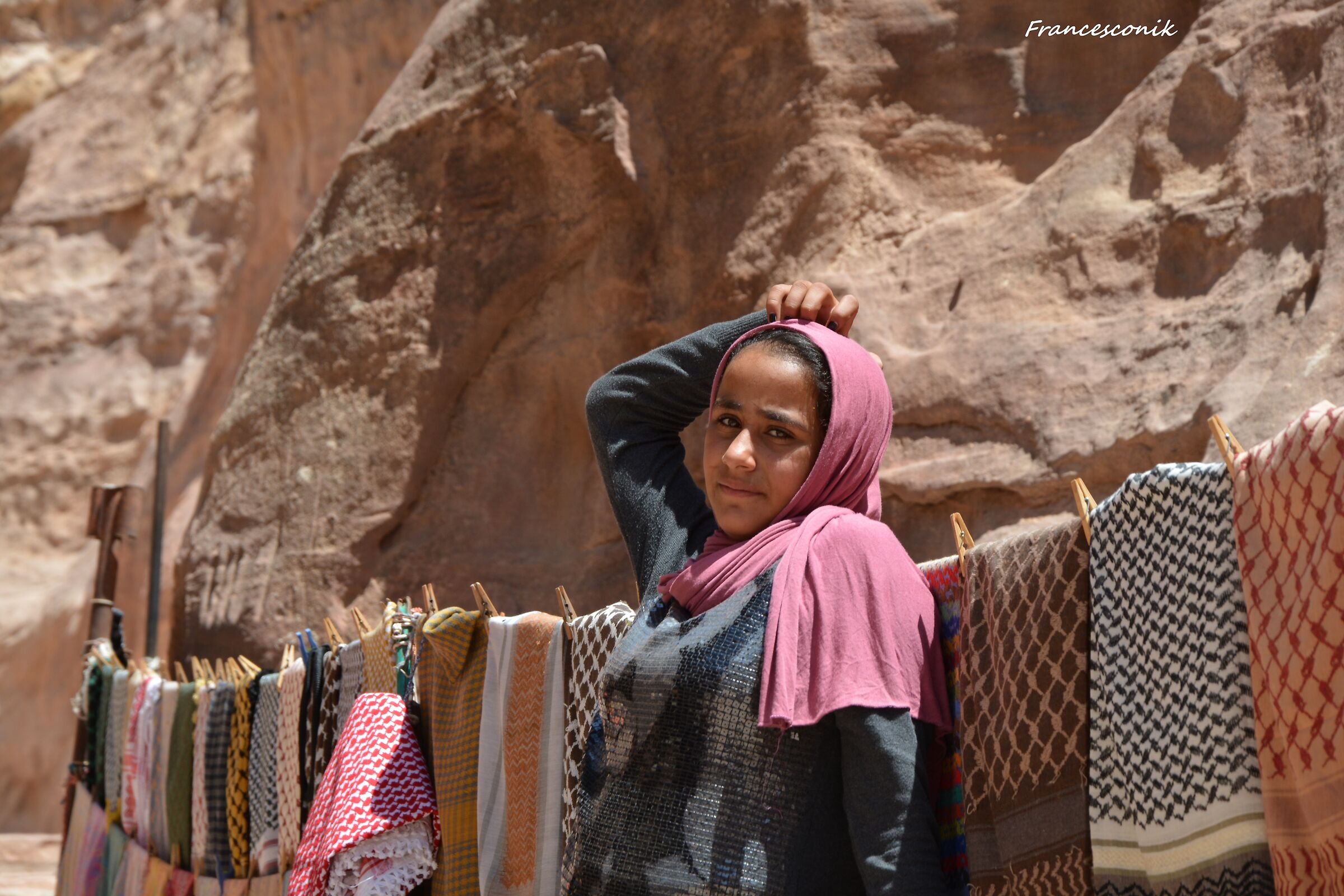 Sguardi tra i tessuti