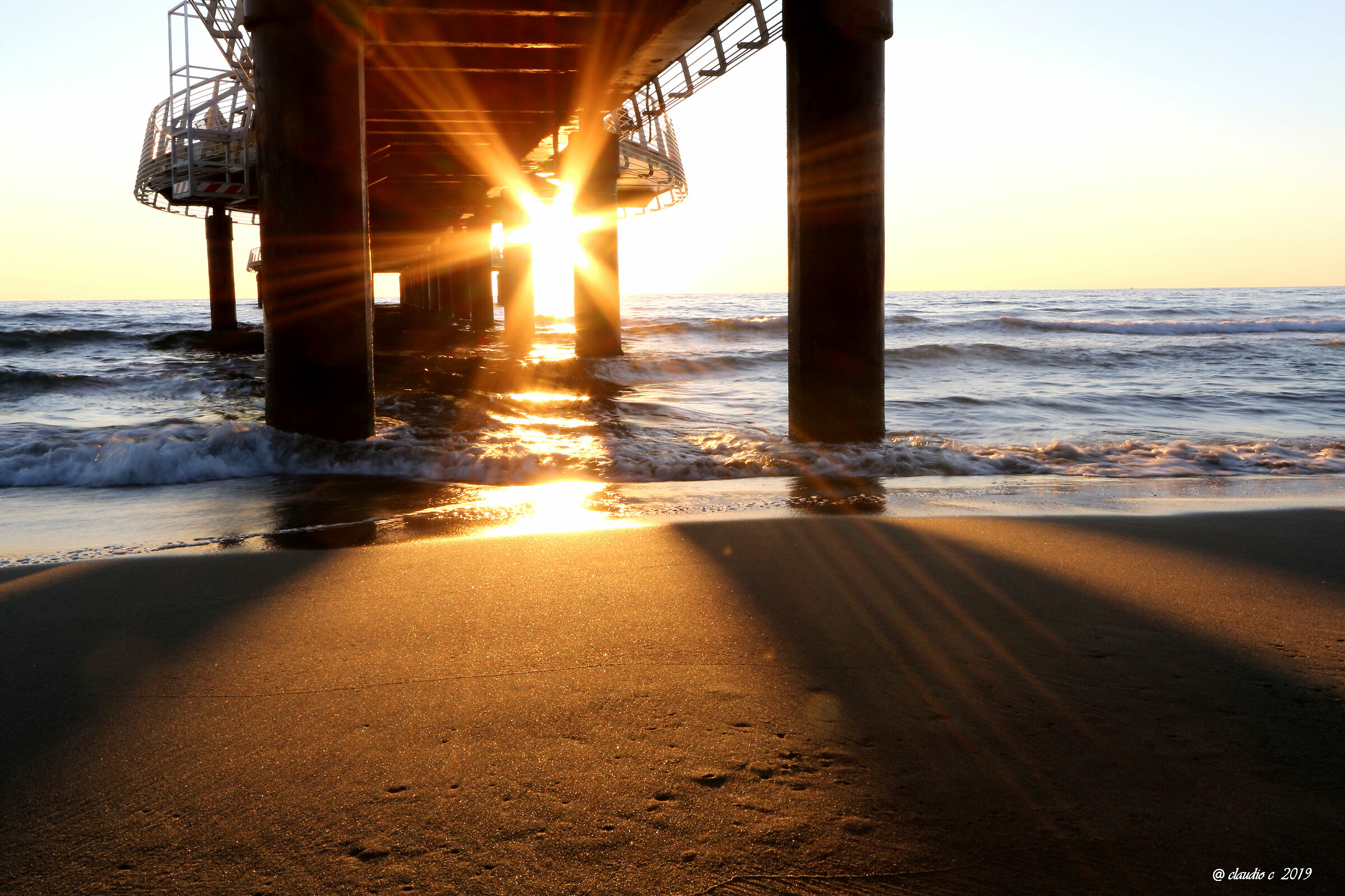 Raggi di sole sotto il mio pontile