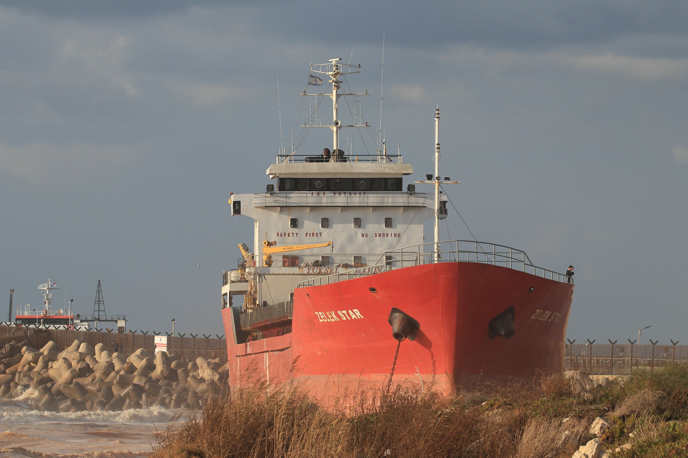 Nave alla deriva verso riva