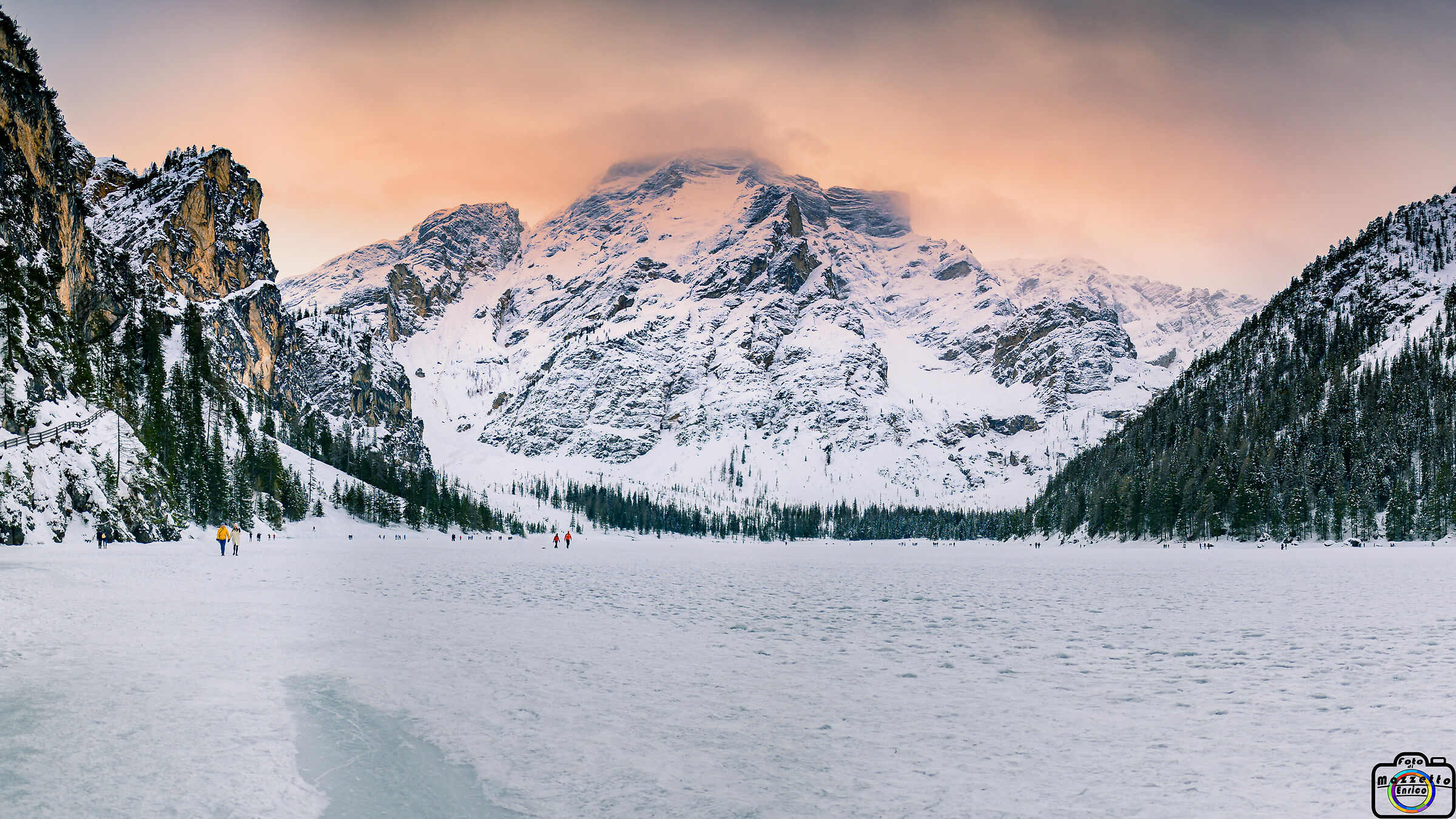 Tramonto sul Lago di Bled ghiacciato