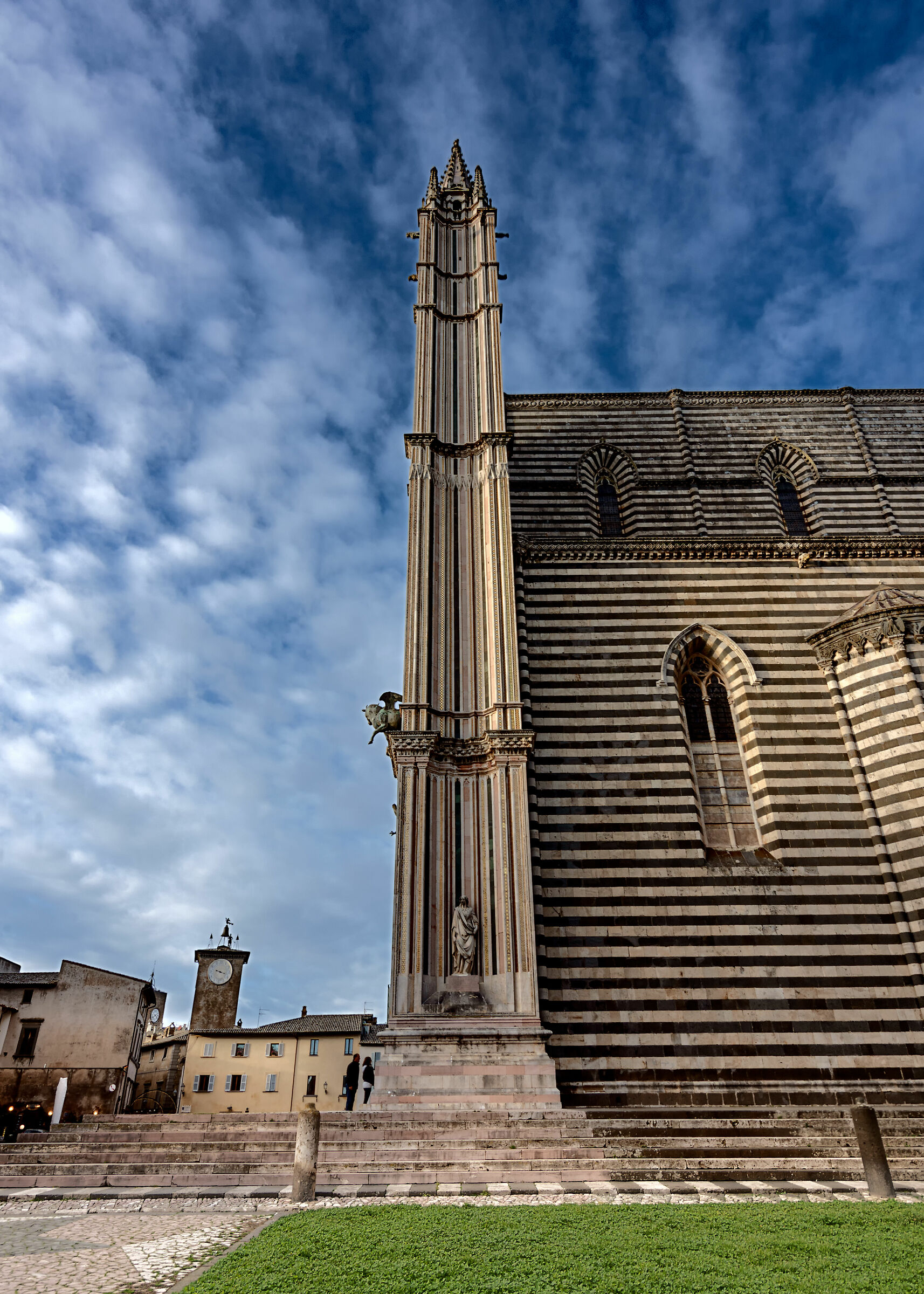 orvieto..il duomo di lato