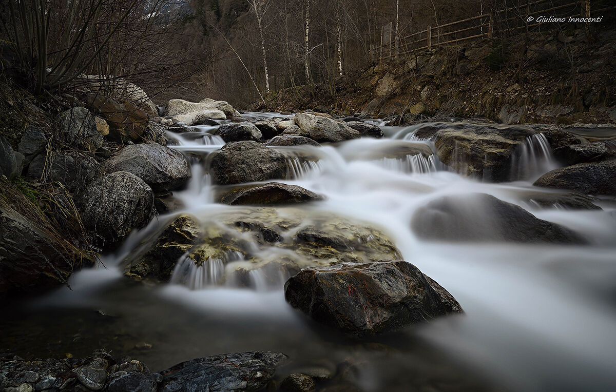 L'acqua setosa del fiume Adige in Val Venosta