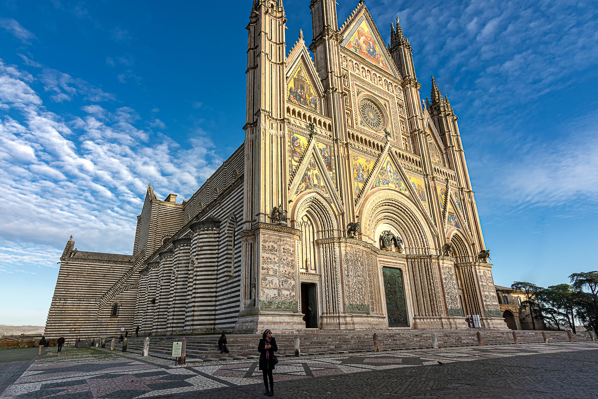 duomo orvieto e persona