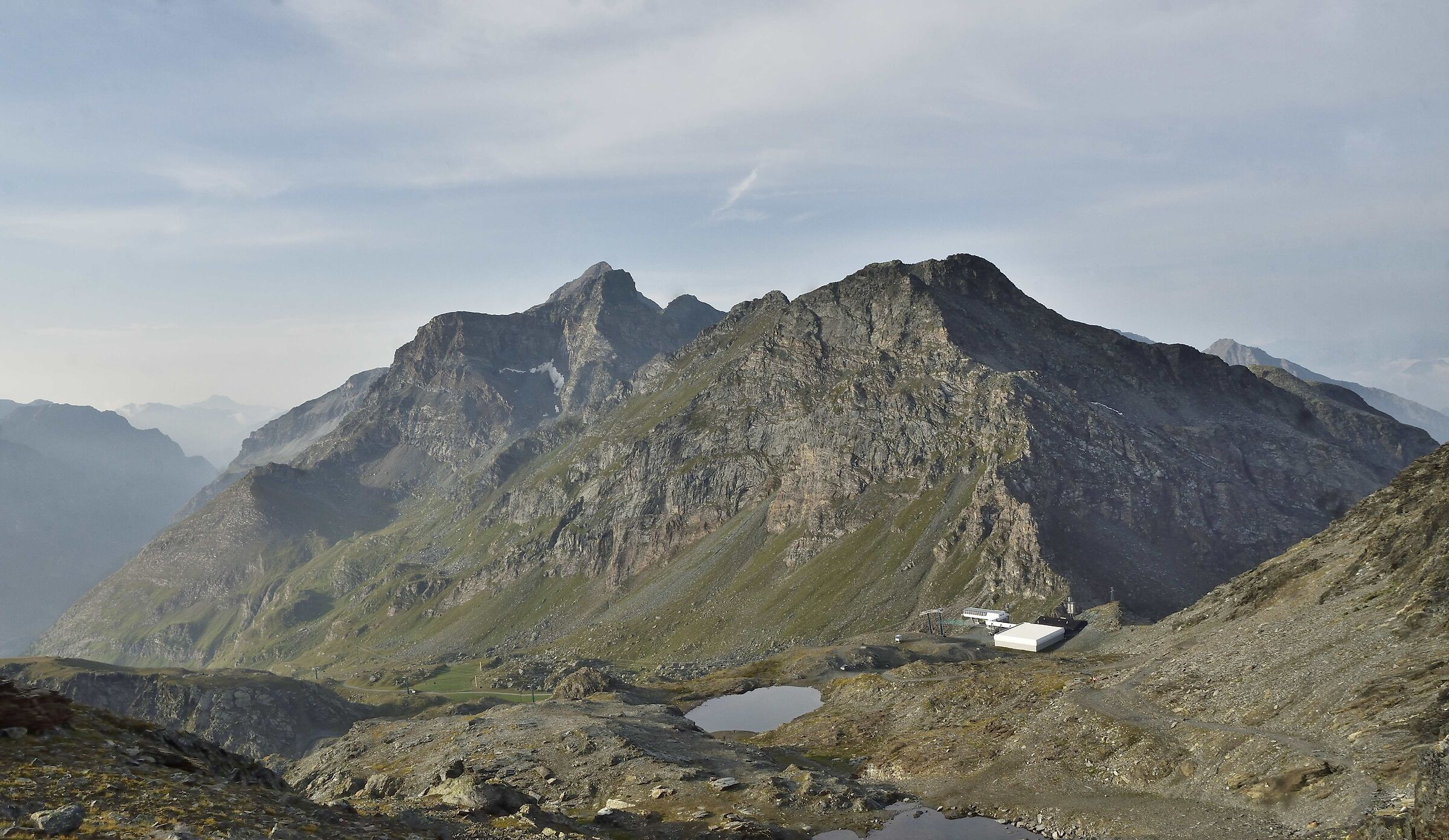 in basso il Colle con la seggiovia da Punta S.Anna ed i