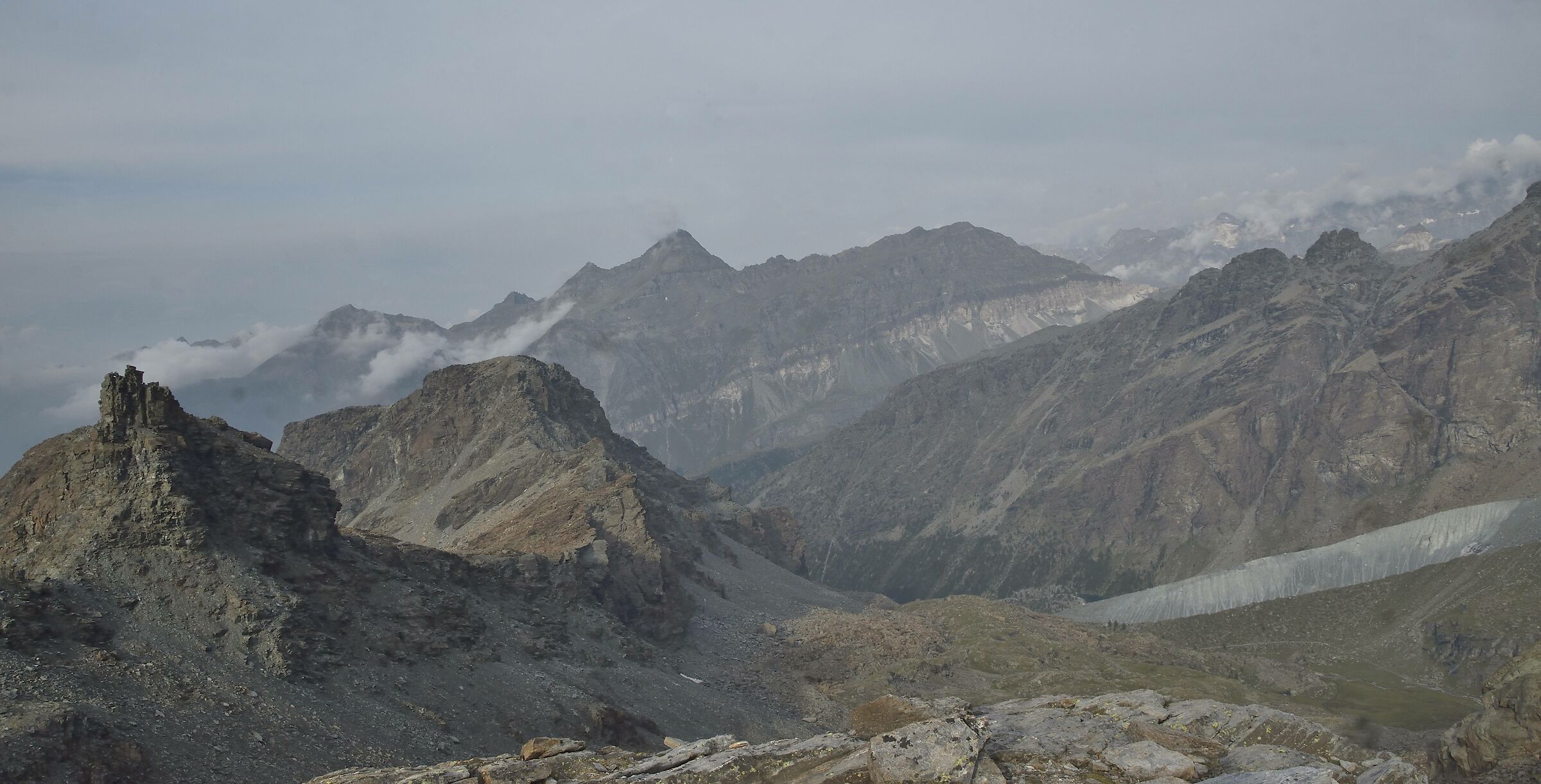 il panorama si apre sulla val d'Ayas con in alto da sin