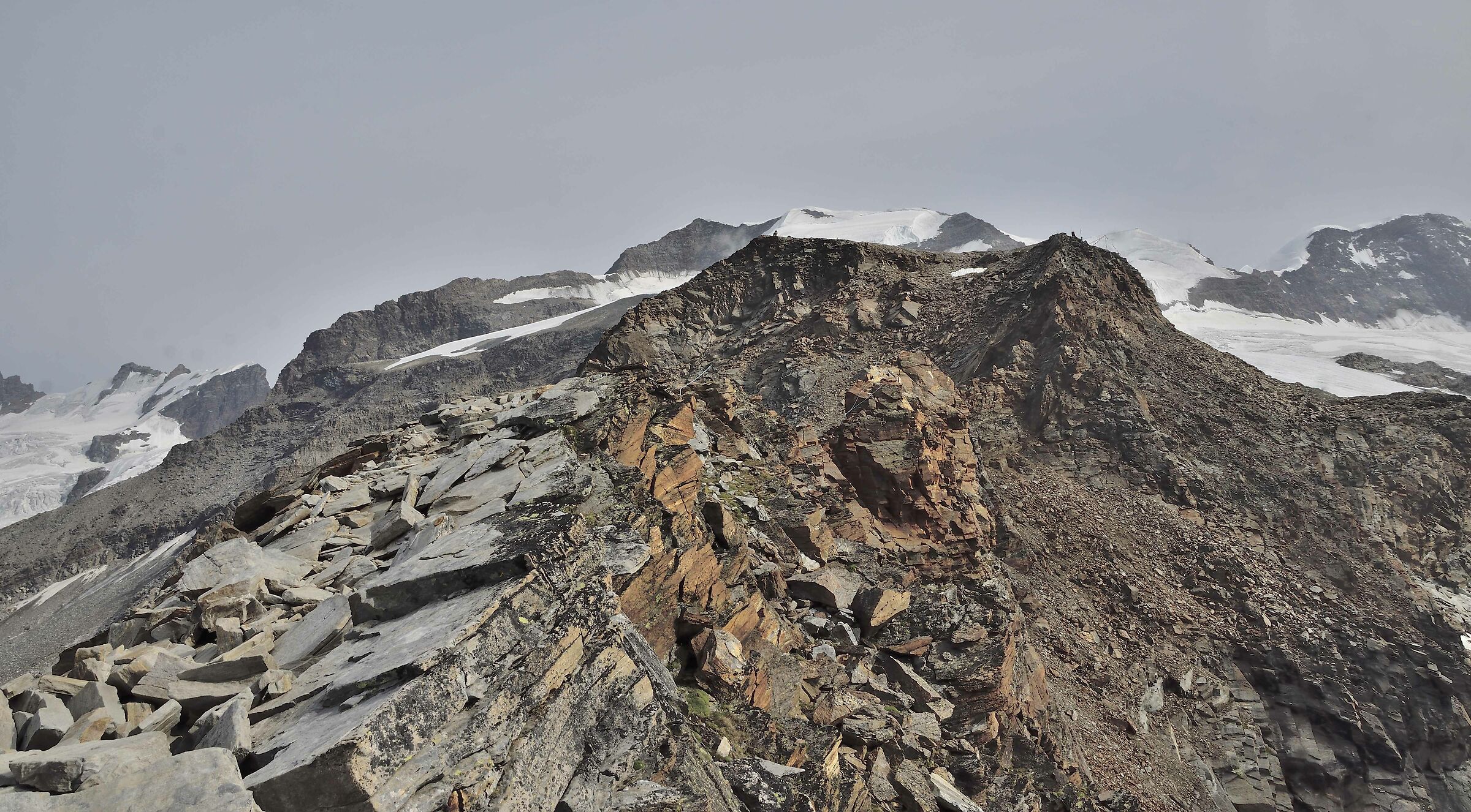 ecco la cresta finale con il colle al centro in alto do
