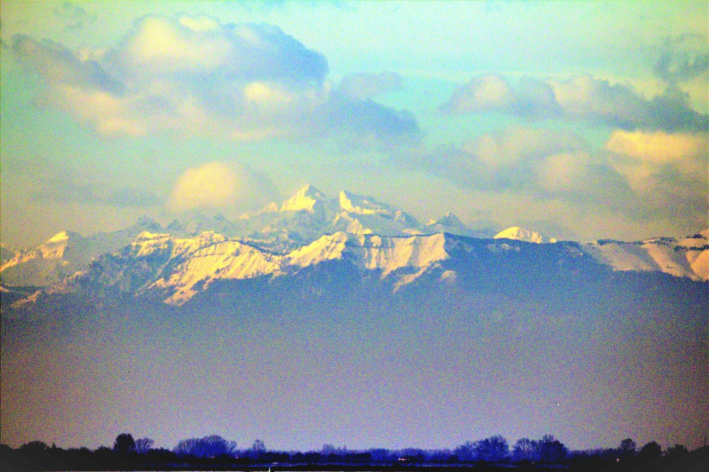 montagne innevate dalla laguna