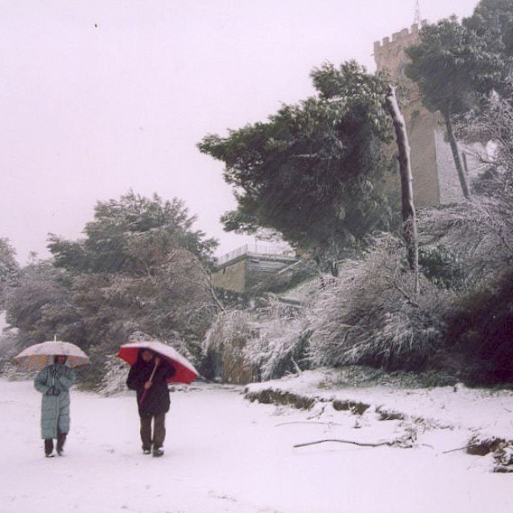 Travellers in a sea of snow - Pineto, Cerrano Tower