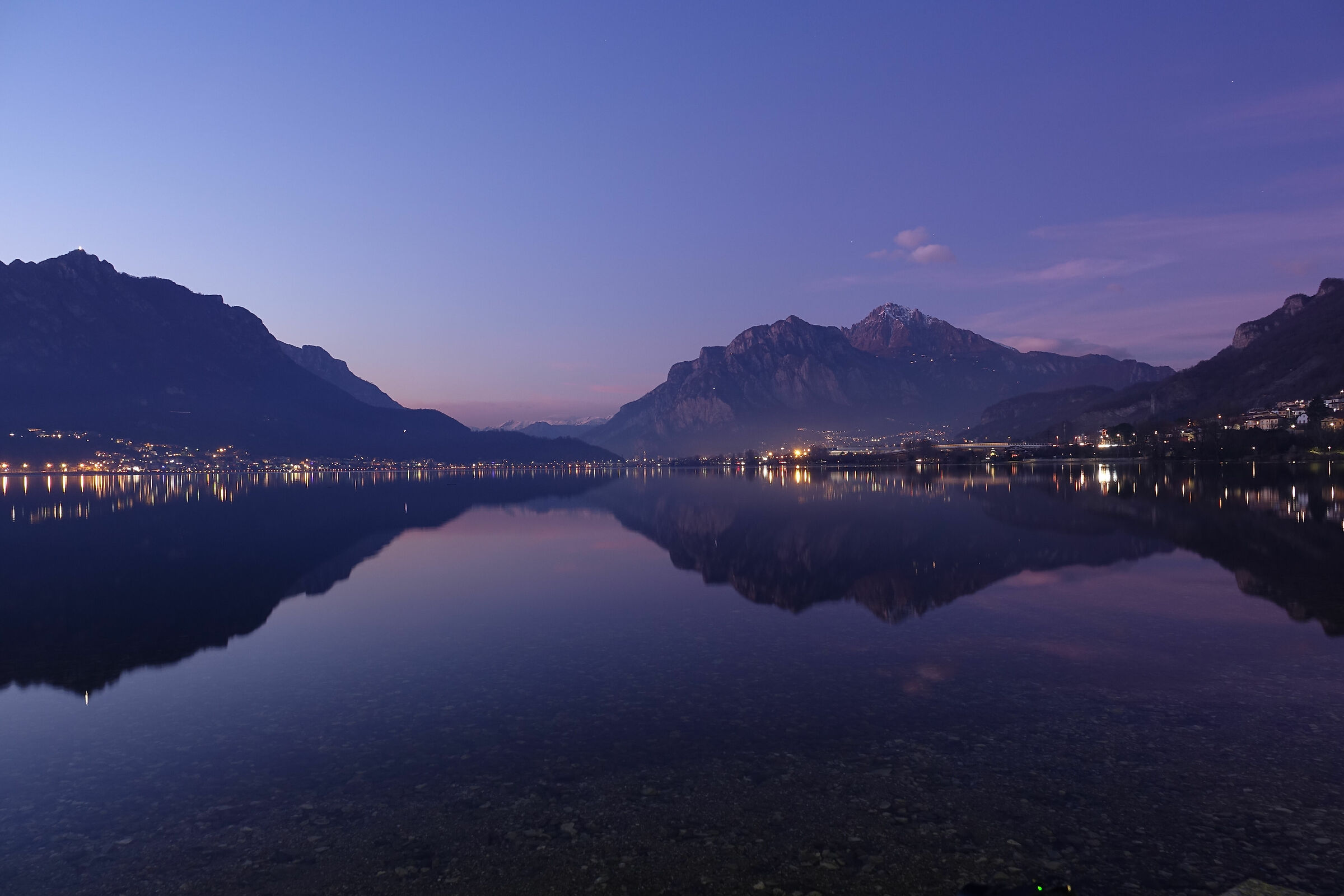 Lecco, riflessi invernali nel lago di Garlate