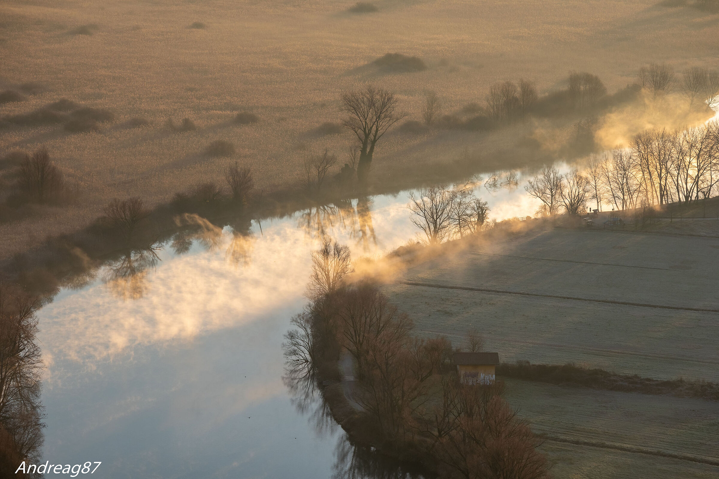 Fasci di luce nella nebbia mattutina
