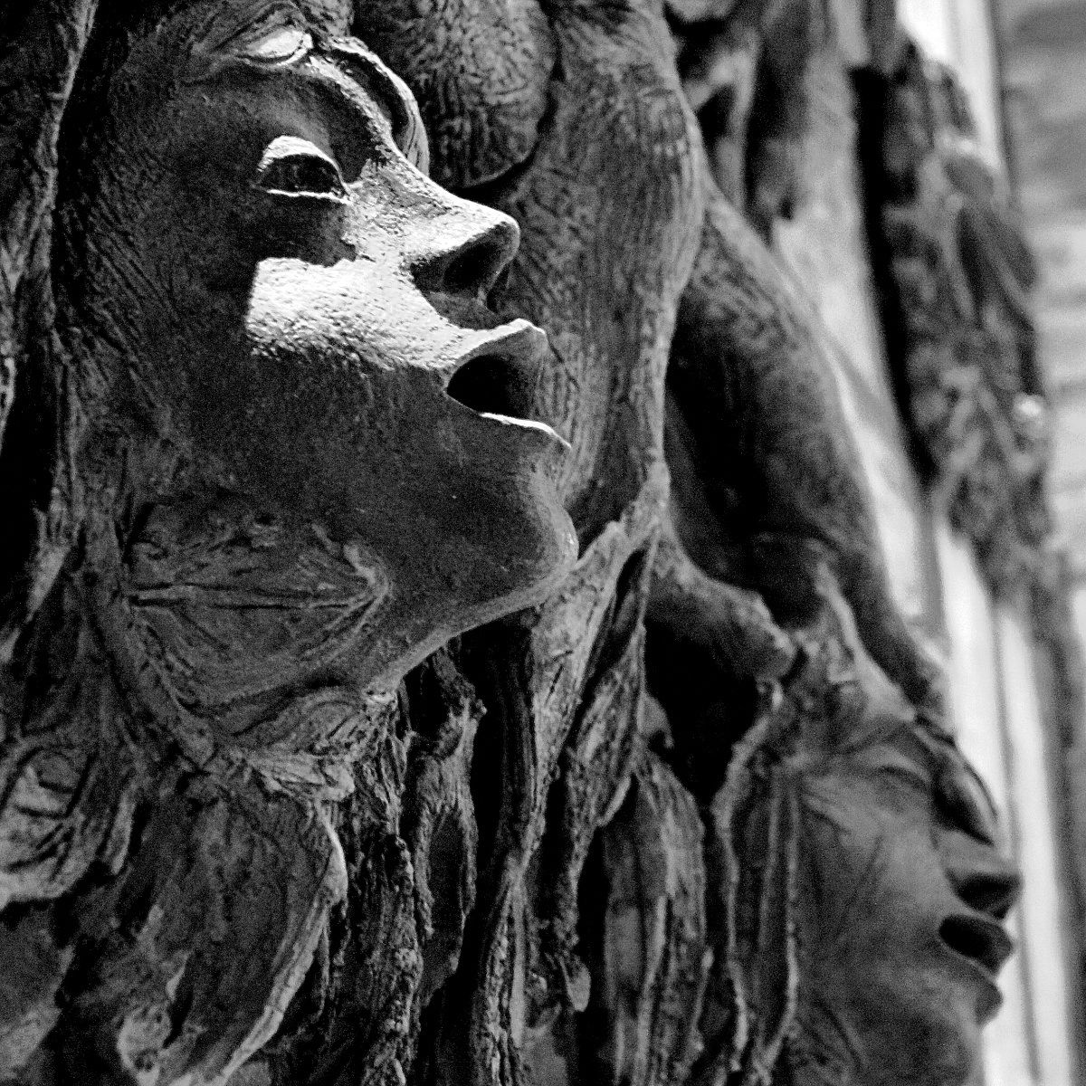 Volti di pietra a Recanati