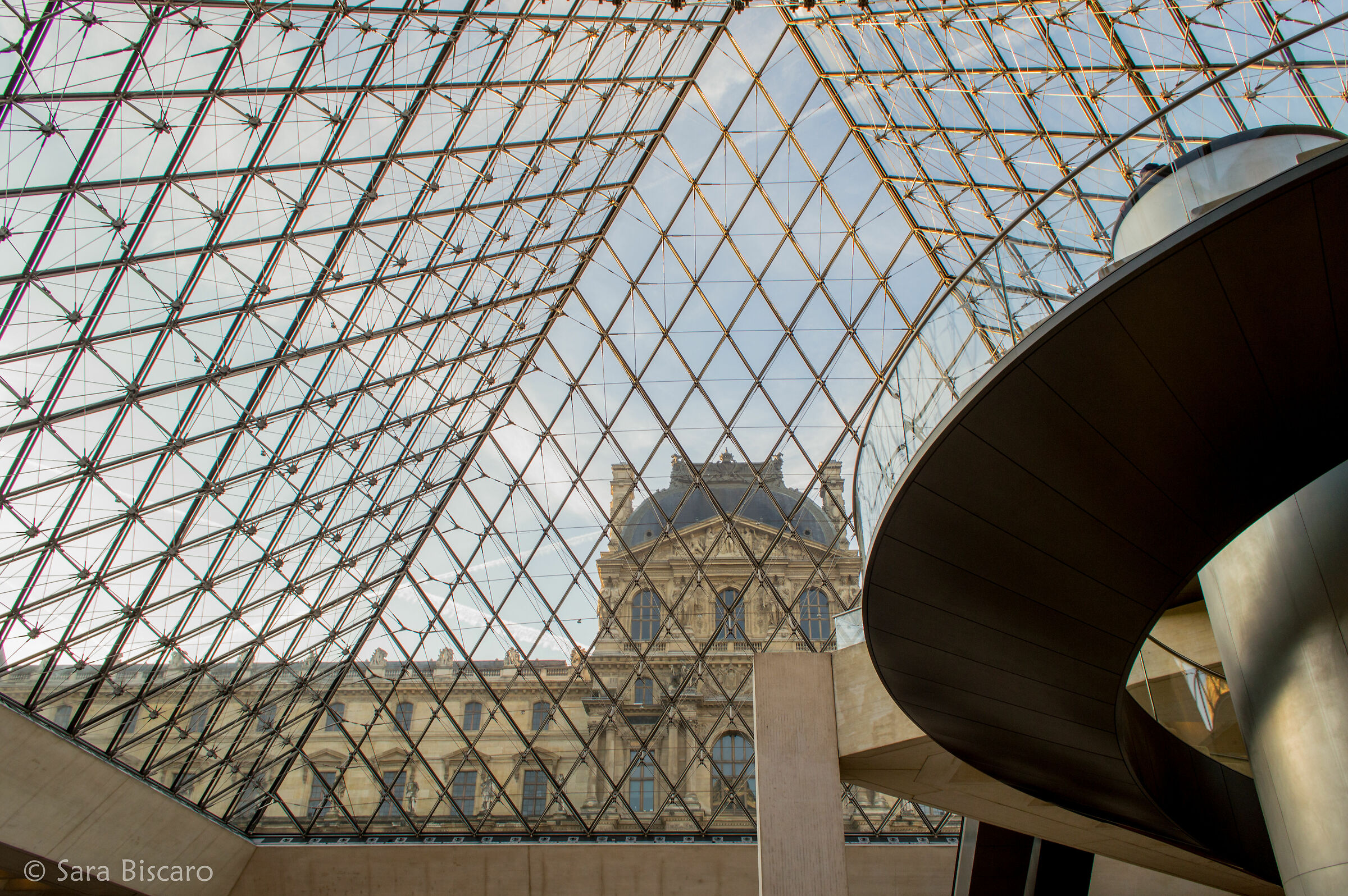 Dentro alla Piramide - Musèe du Louvre, Paris