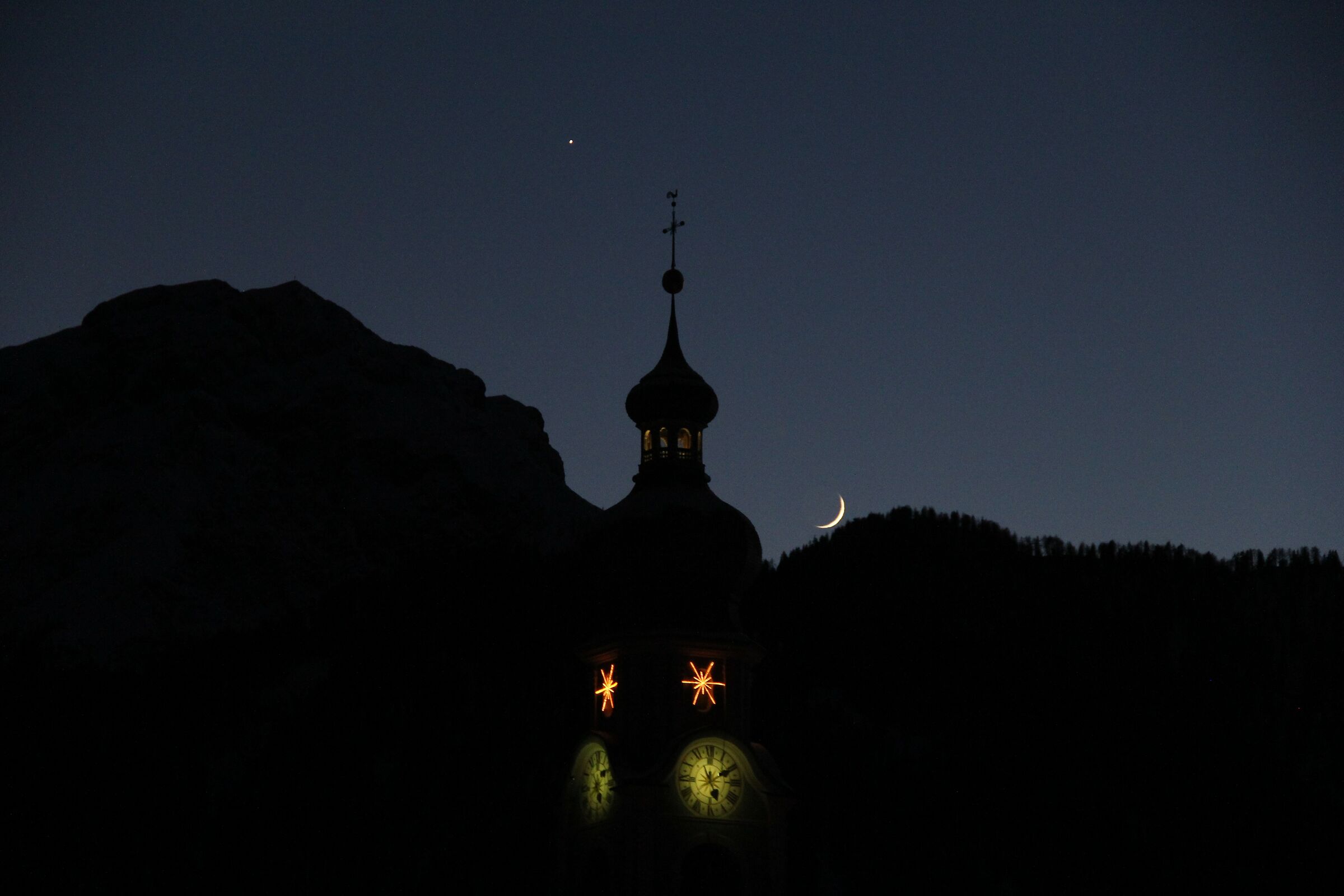 La luna osserva il campanile di Dobbiaco