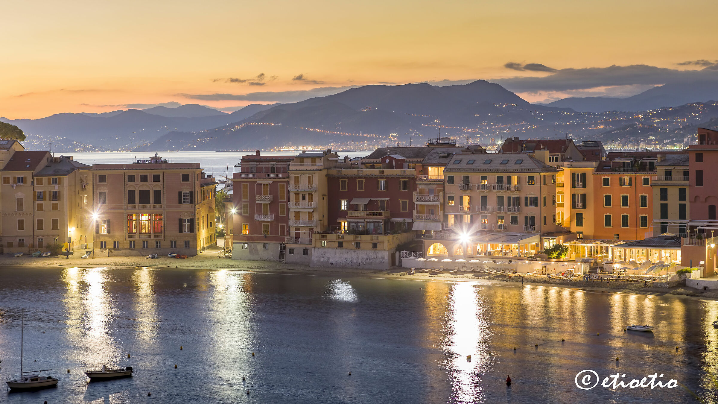 Sestri Levante: sunset suspended between the two seas