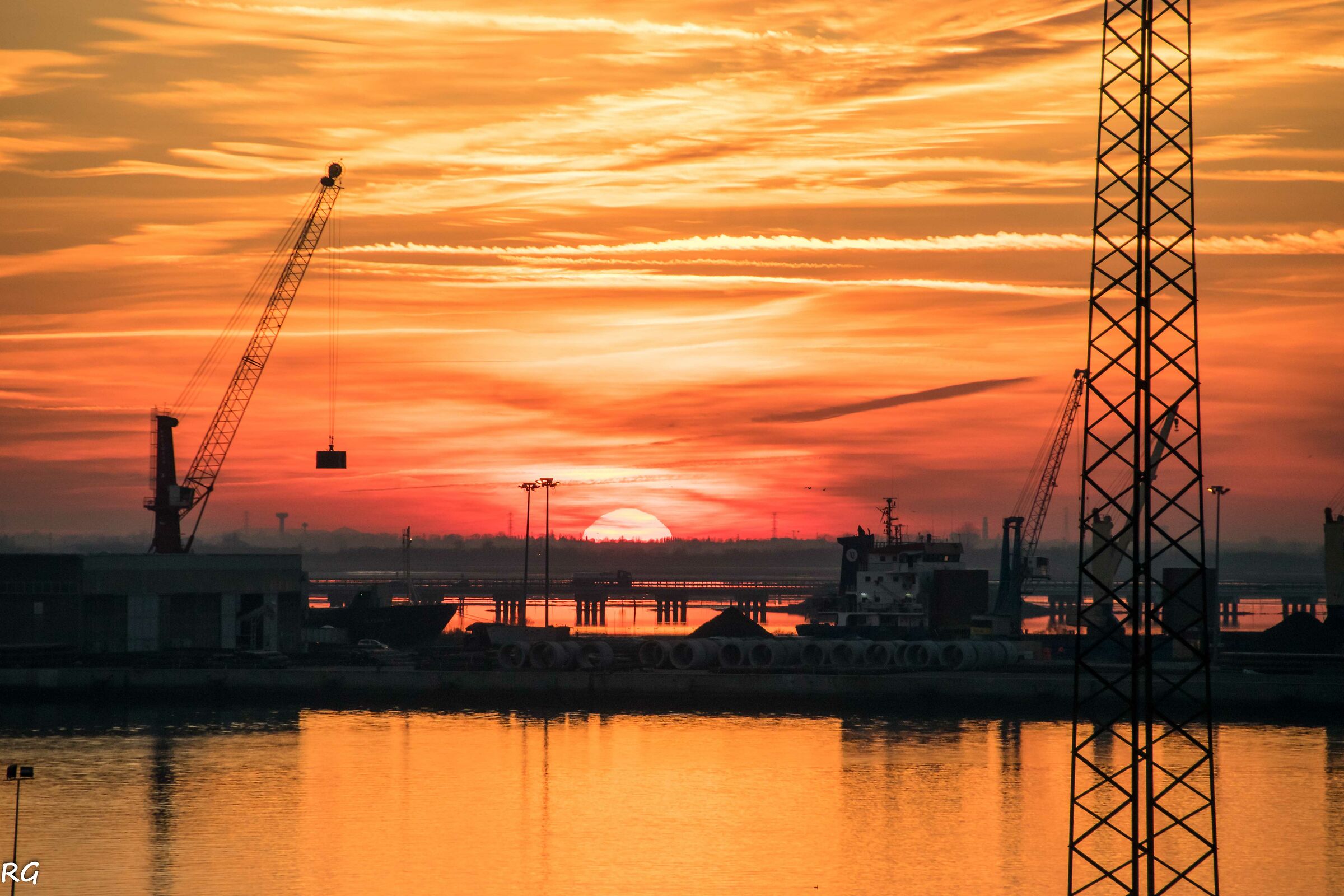 Tramonto: cantiere infuocato