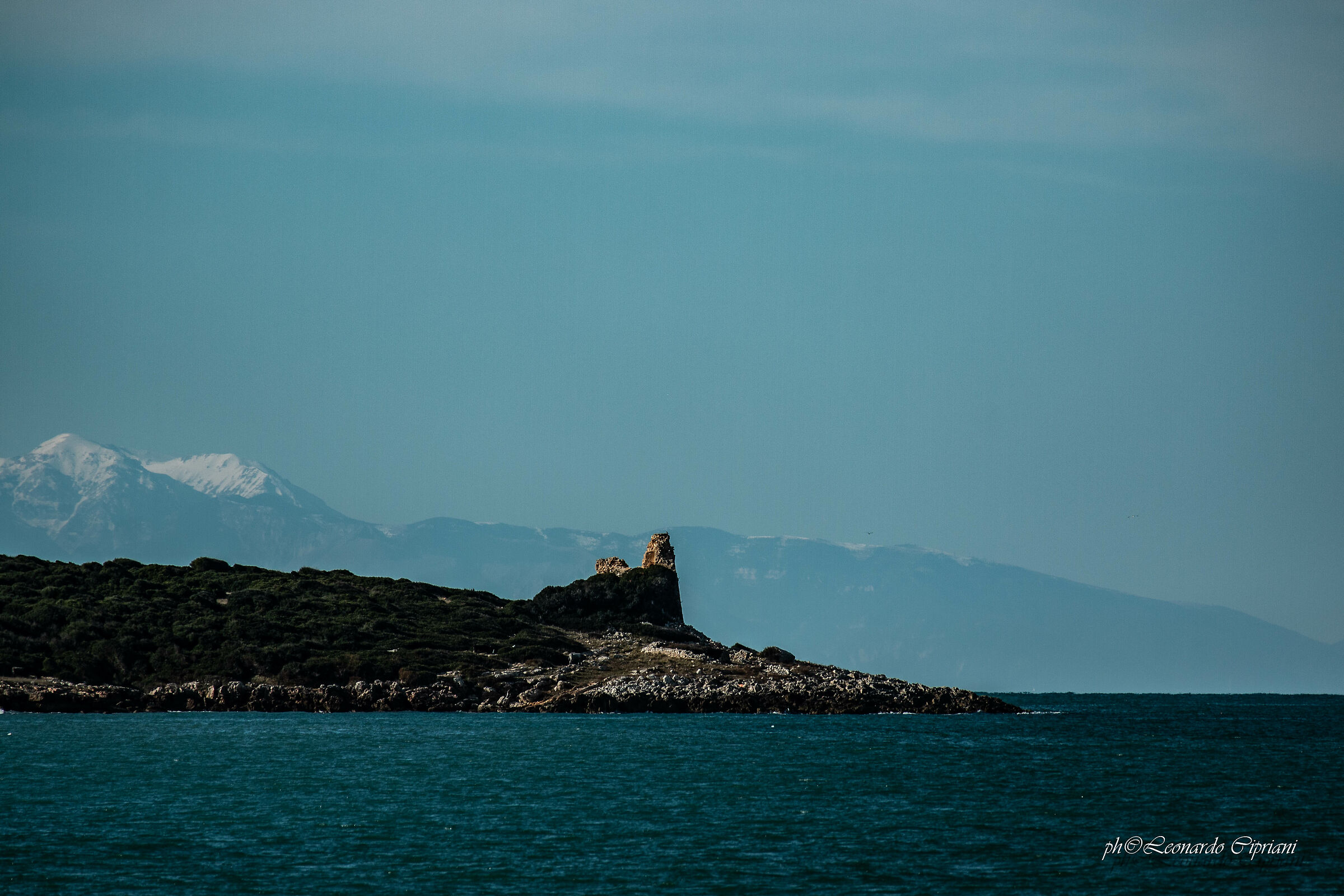 Rudere di torre federiciana  garganica, con Majella