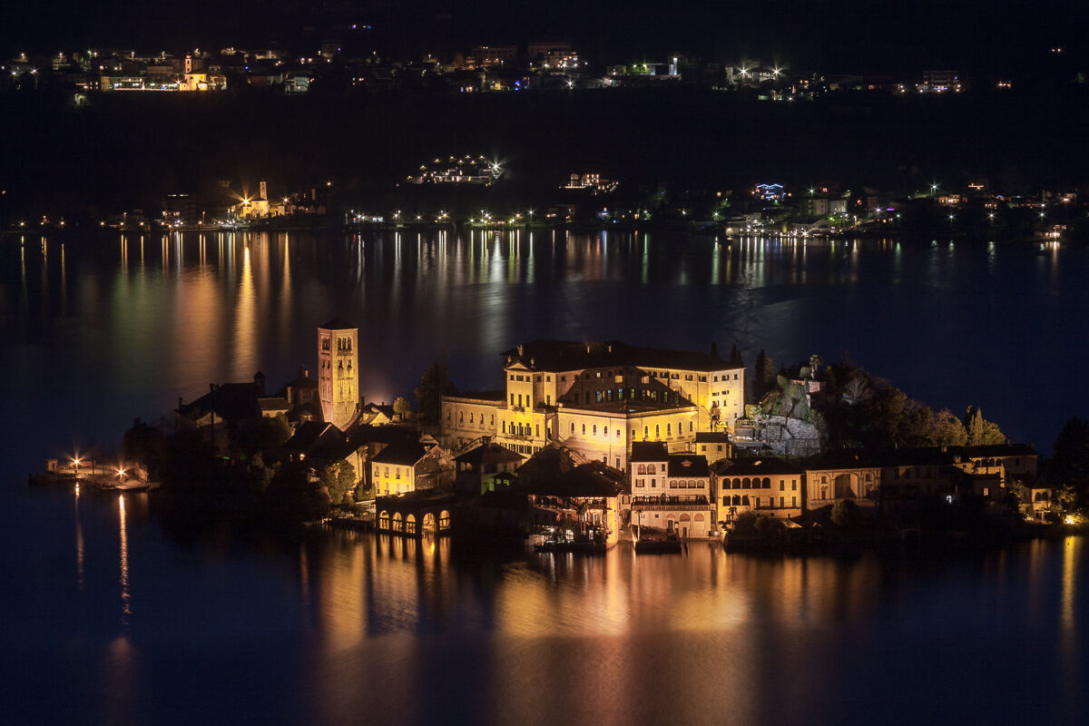 San Giulio e le luci sul lago ...
