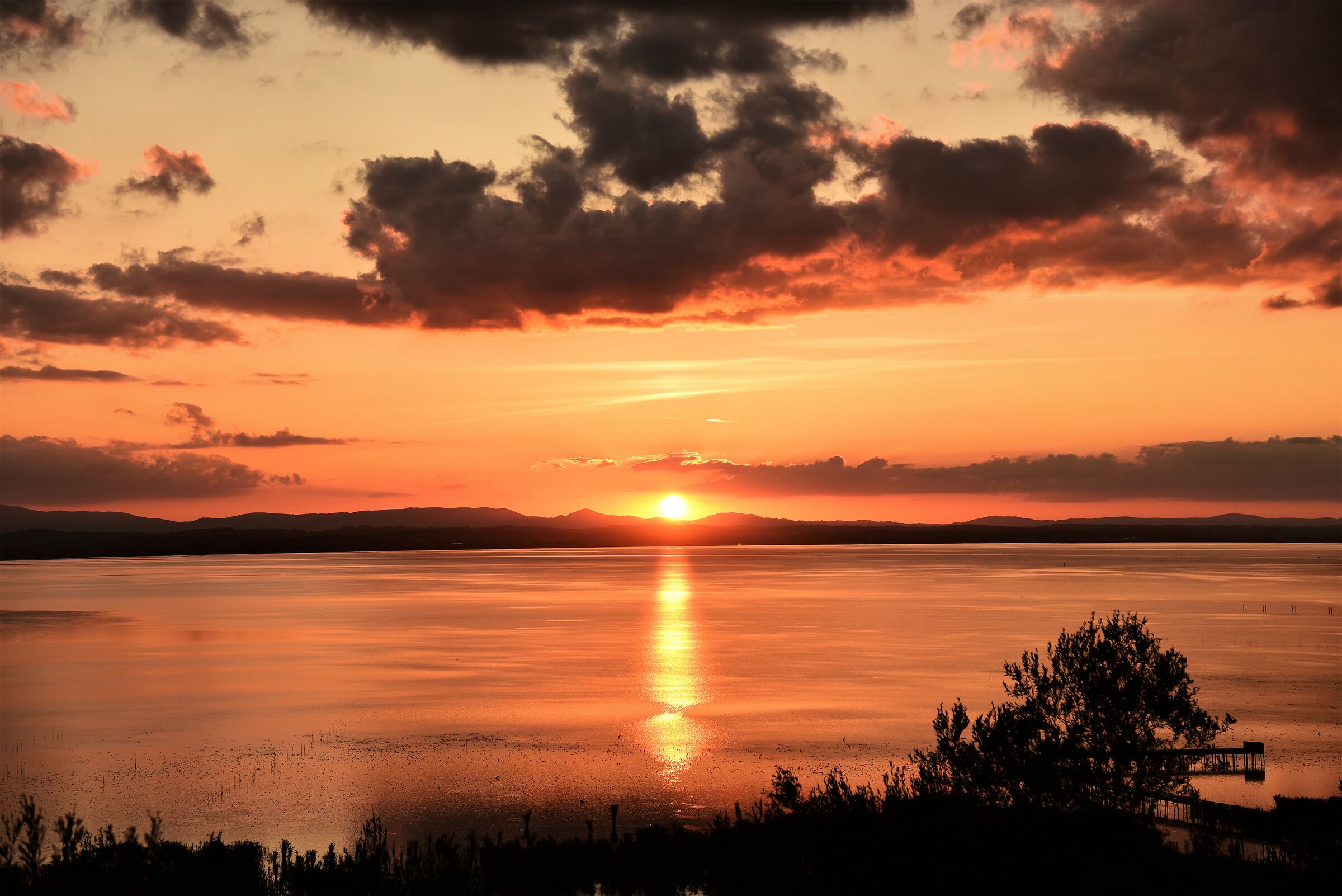 Un classico tramonto al Trasimeno