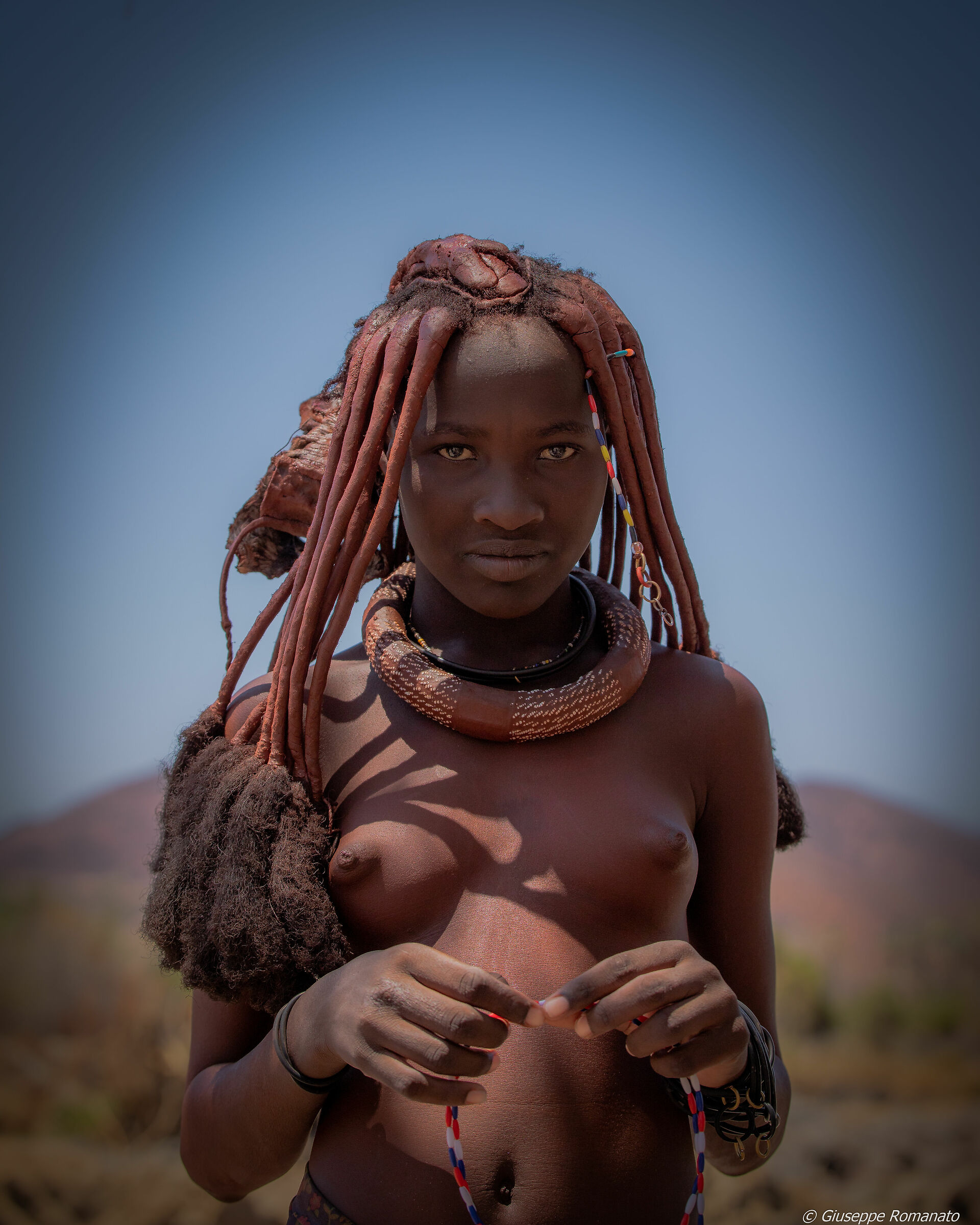Ragazza himba nel suo villaggio.